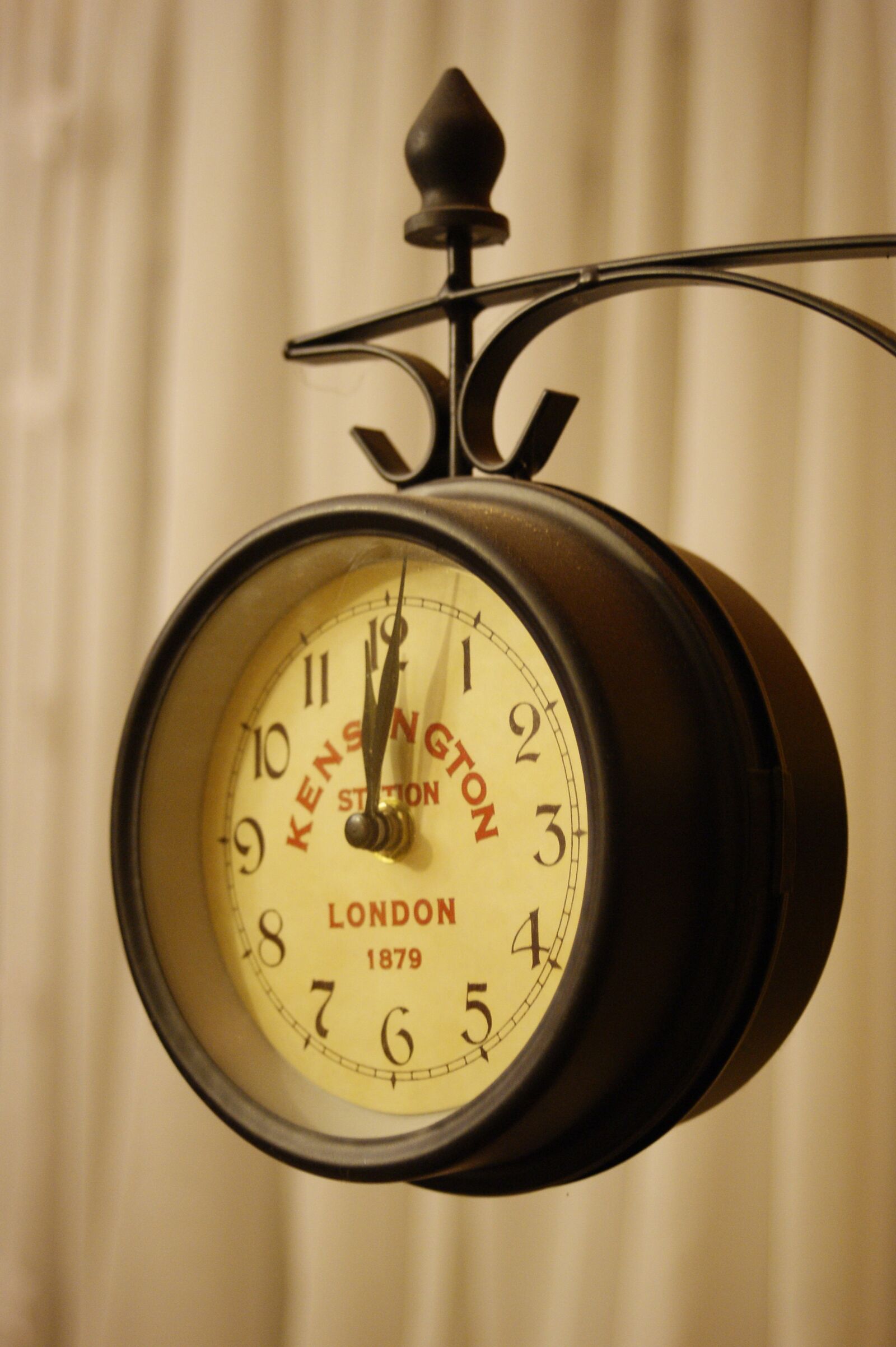 Sony Alpha DSLR-A290 sample photo. Clock, hour, time photography