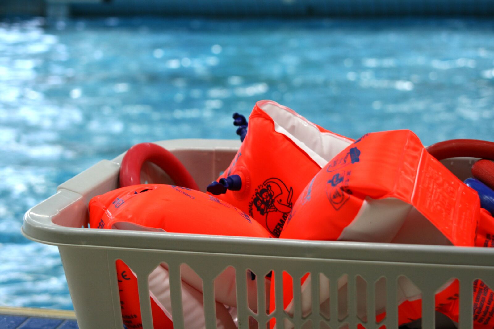 Canon EOS 400D (EOS Digital Rebel XTi / EOS Kiss Digital X) sample photo. Water wings, swimming pool photography