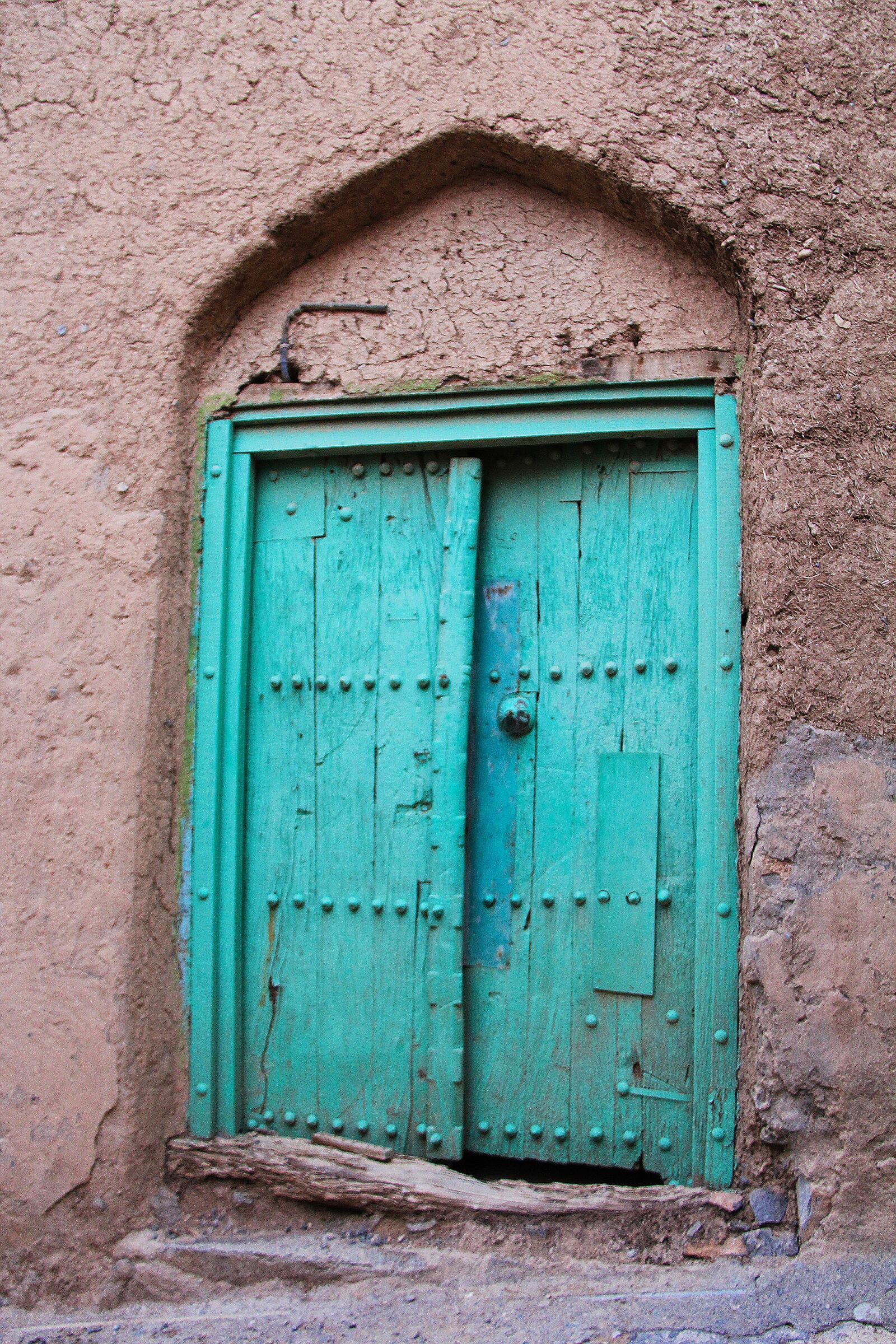 Canon EF-S 18-200mm F3.5-5.6 IS sample photo. Door, doorway, architecture photography