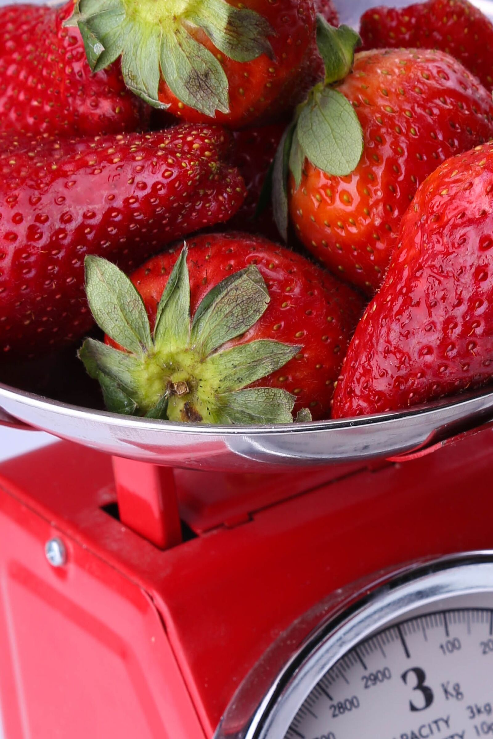 Canon EOS 6D + Canon EF 24-105mm F4L IS USM sample photo. Strawberry, scales, red photography