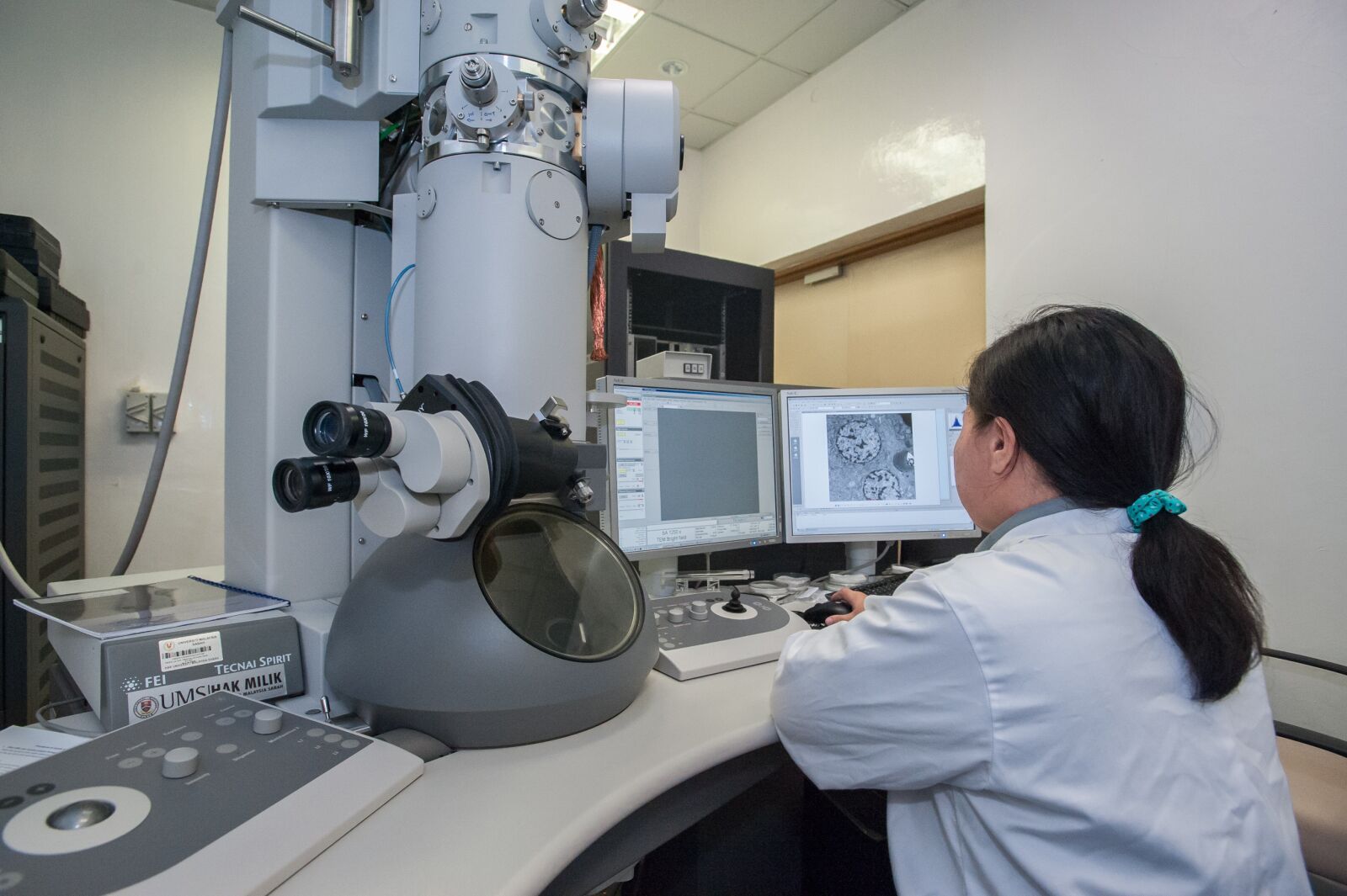 Nikon D700 sample photo. Transmission electron microscope, universiti photography