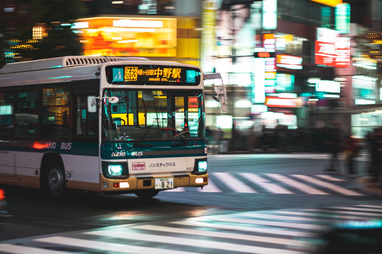 Sony FE 85mm F1.4 GM sample photo. Transportation, bus, shibuya photography