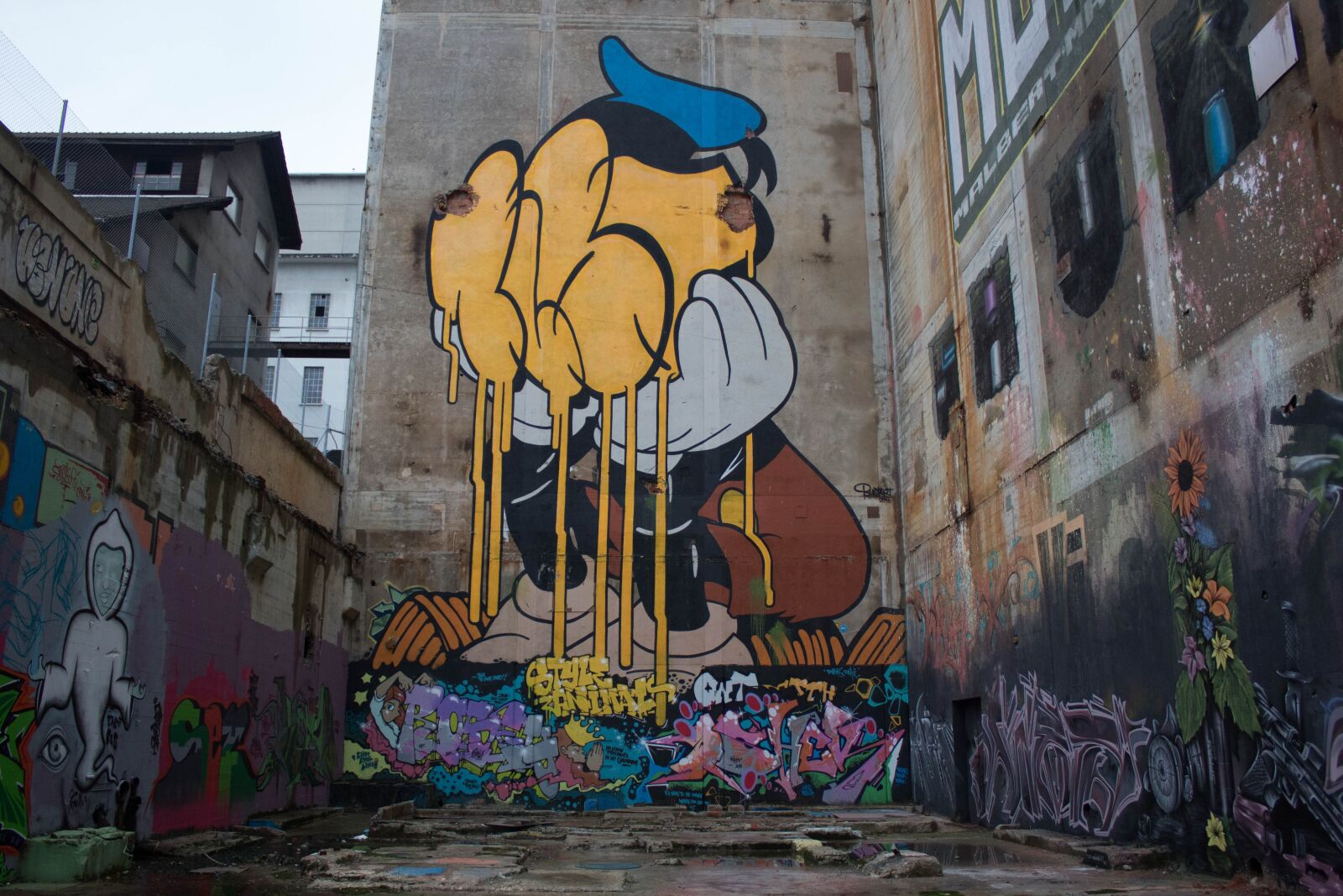 Canon EOS 1300D (EOS Rebel T6 / EOS Kiss X80) sample photo. Abandoned, road, graffiti photography