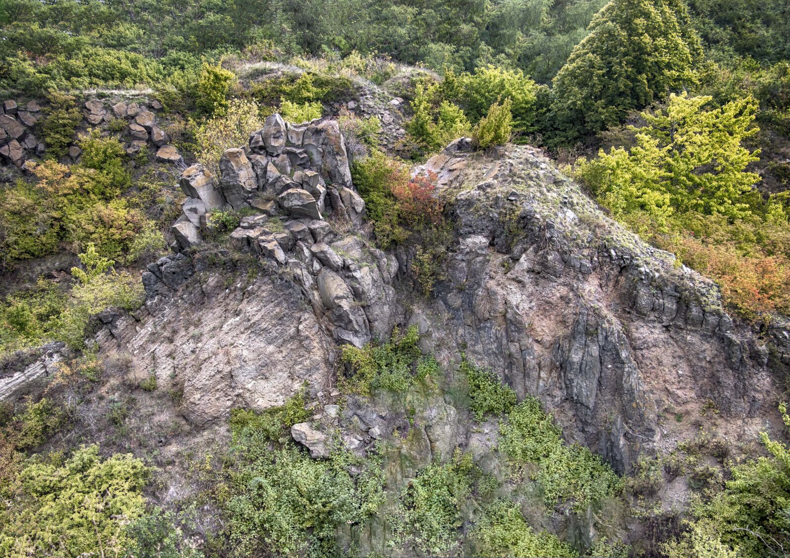 Canon EF-S 18-135mm F3.5-5.6 IS USM sample photo. Basalt, mountain, cliff photography
