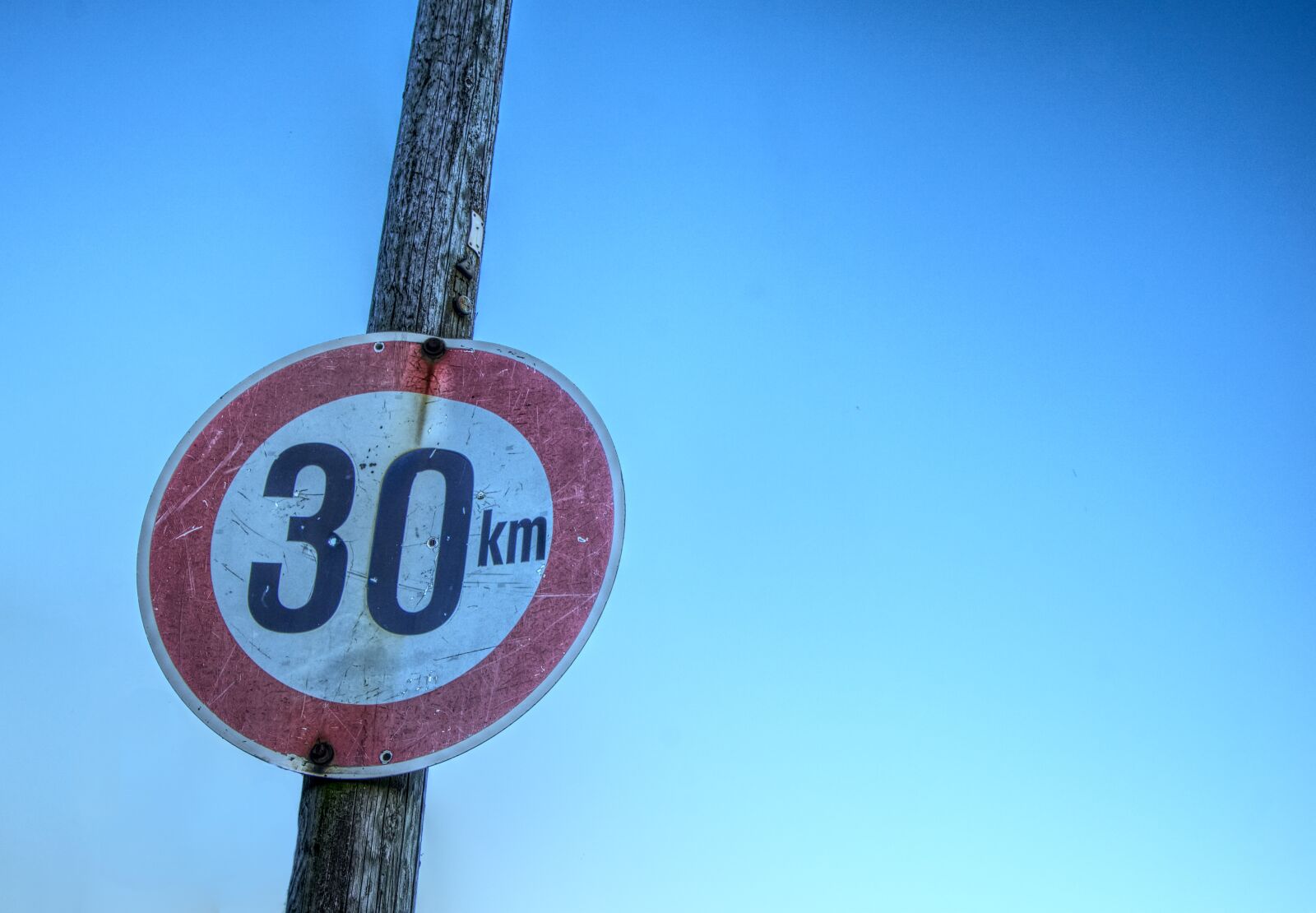 Sony E 16-50mm F3.5-5.6 PZ OSS sample photo. Traffic sign, shield, speed photography