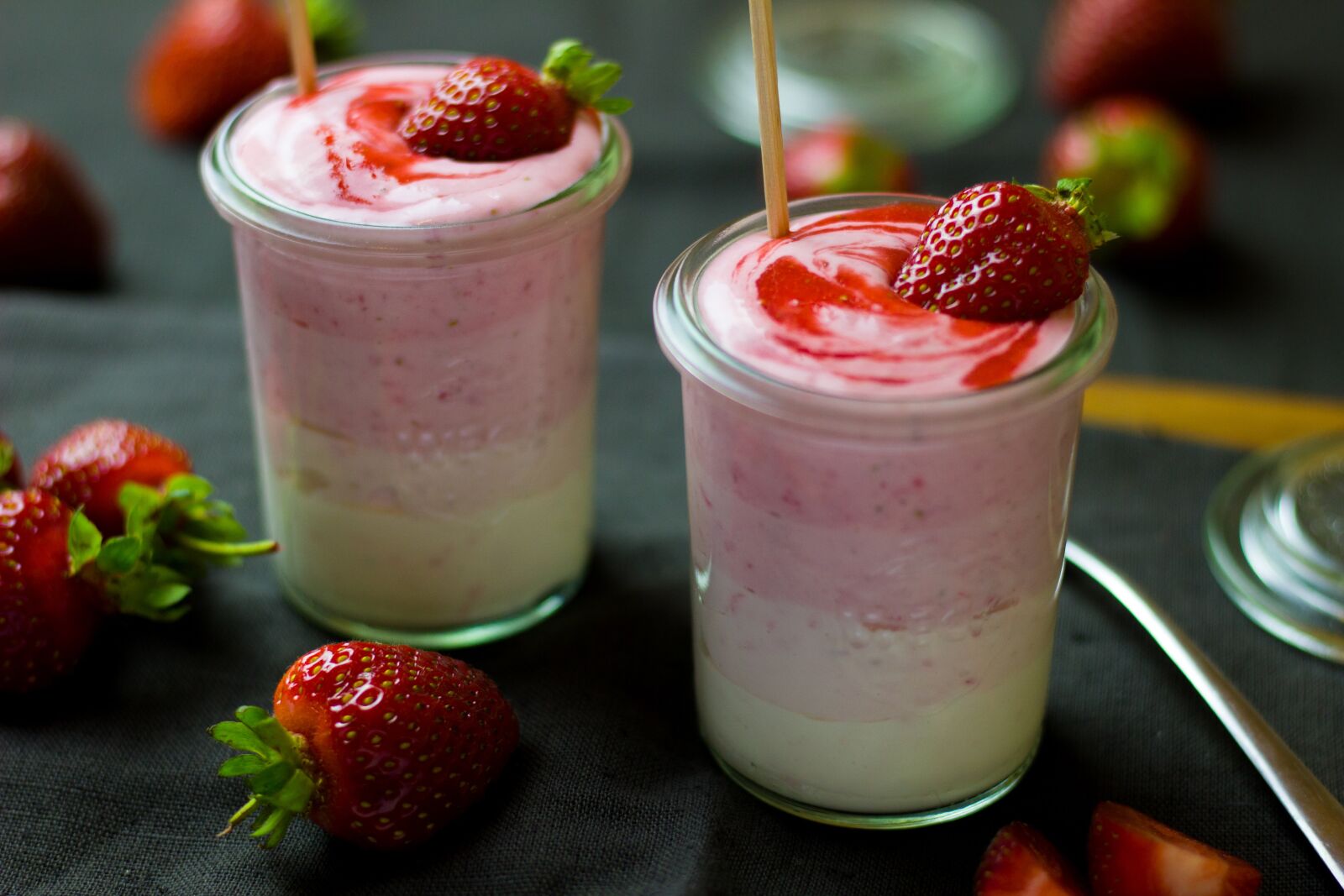 Canon EOS 600D (Rebel EOS T3i / EOS Kiss X5) + Canon EF 50mm F1.8 STM sample photo. Strawberry, cream, quark photography