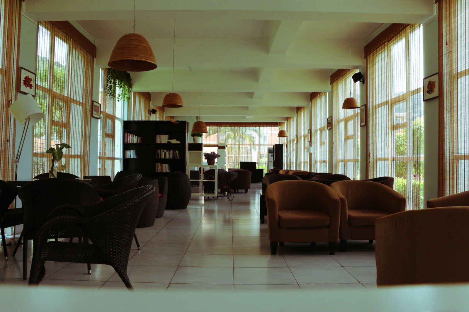 Canon EOS 70D sample photo. Cafe, lamp, chair photography