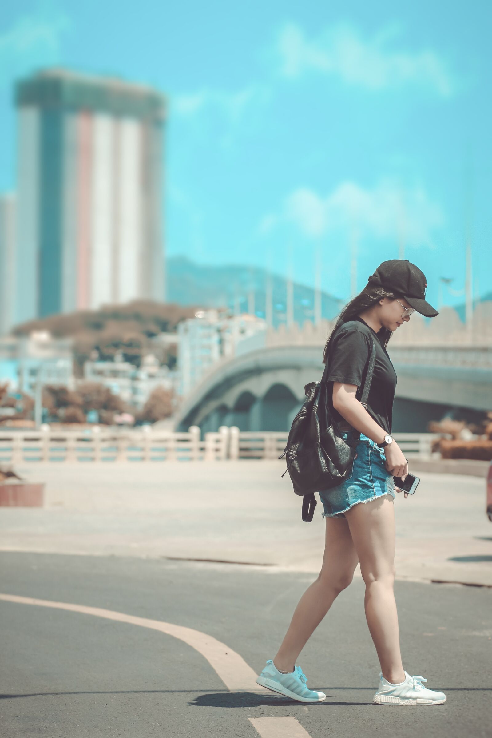 Canon EOS 80D + Canon EF 85mm F1.8 USM sample photo. Fashion, walk, portrait photography