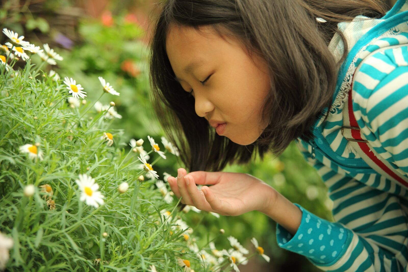 Canon EOS 5D Mark II sample photo. Smell, flower, girl photography