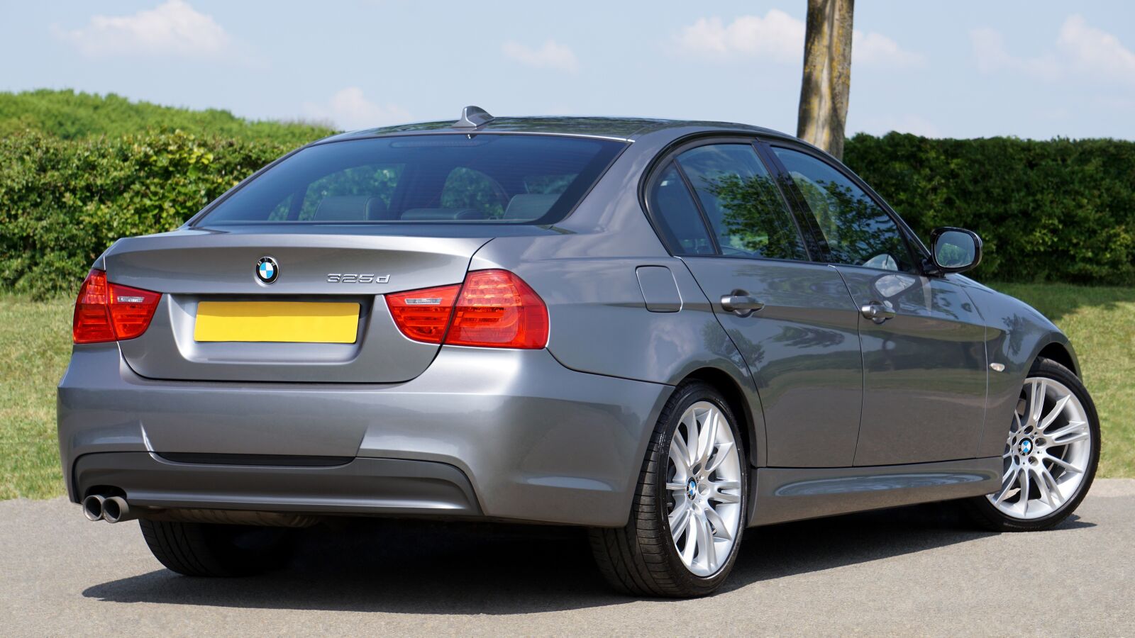 Sony E 55-210mm F4.5-6.3 OSS sample photo. Car, bmw, vehicle photography
