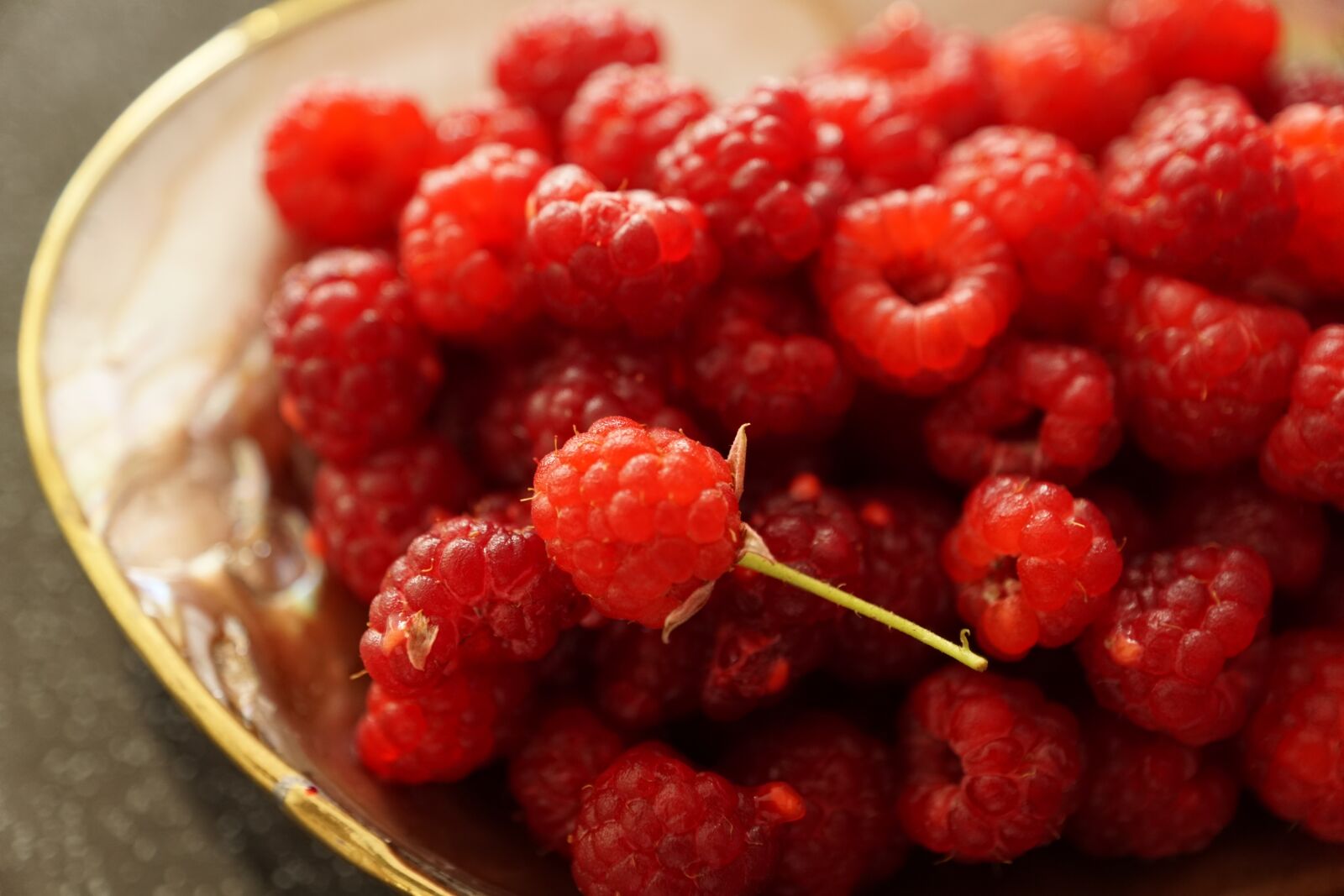 Sony ILCA-77M2 + Sony DT 16-50mm F2.8 SSM sample photo. Raspberries, eat, red photography