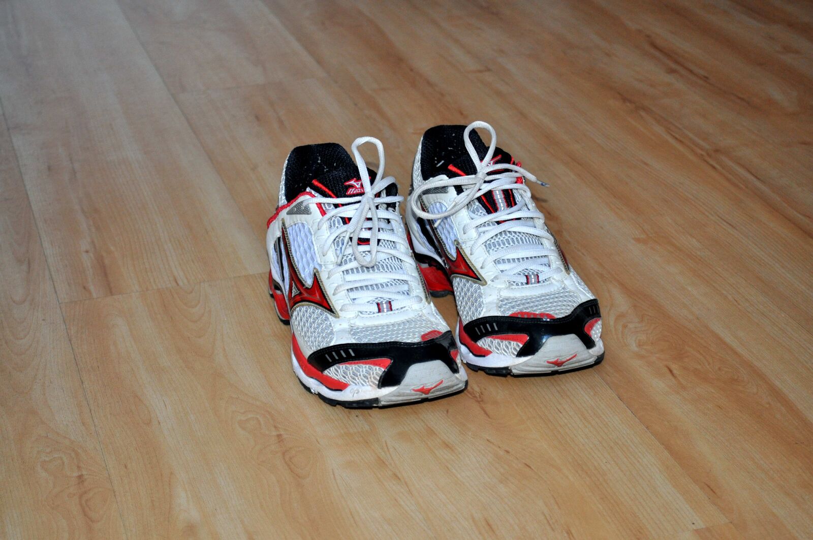 Nikon D5000 sample photo. Modern, running shoes photography