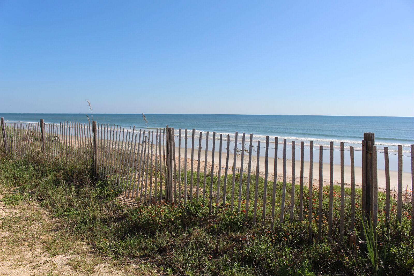 Canon EOS 700D (EOS Rebel T5i / EOS Kiss X7i) sample photo. Fence, beach, ocean photography