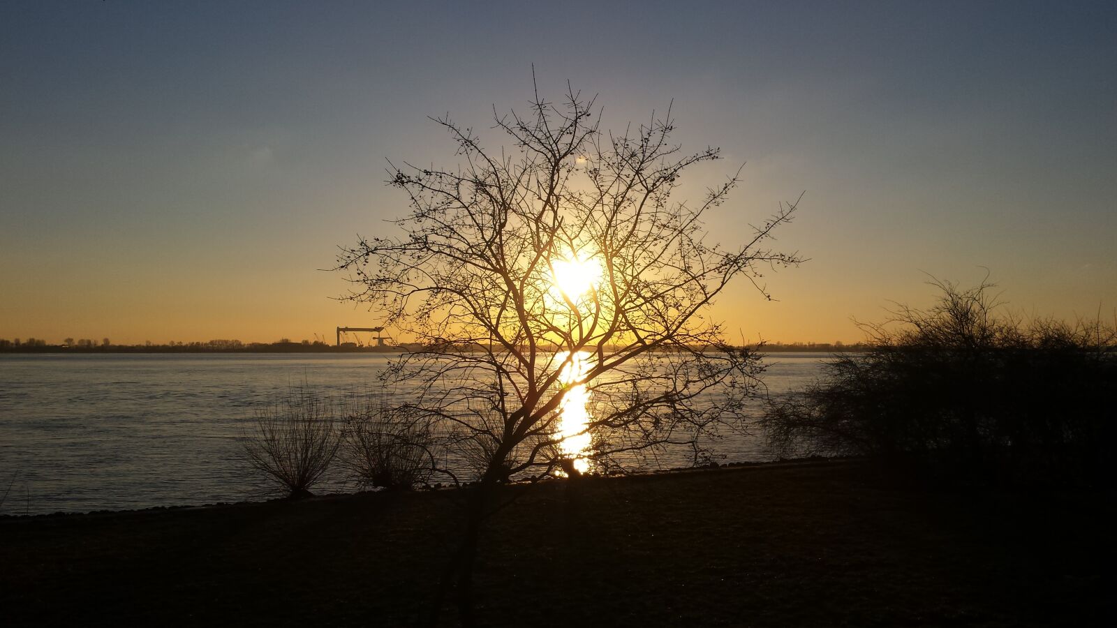 Samsung Galaxy S4 sample photo. Sunset, river, lake photography