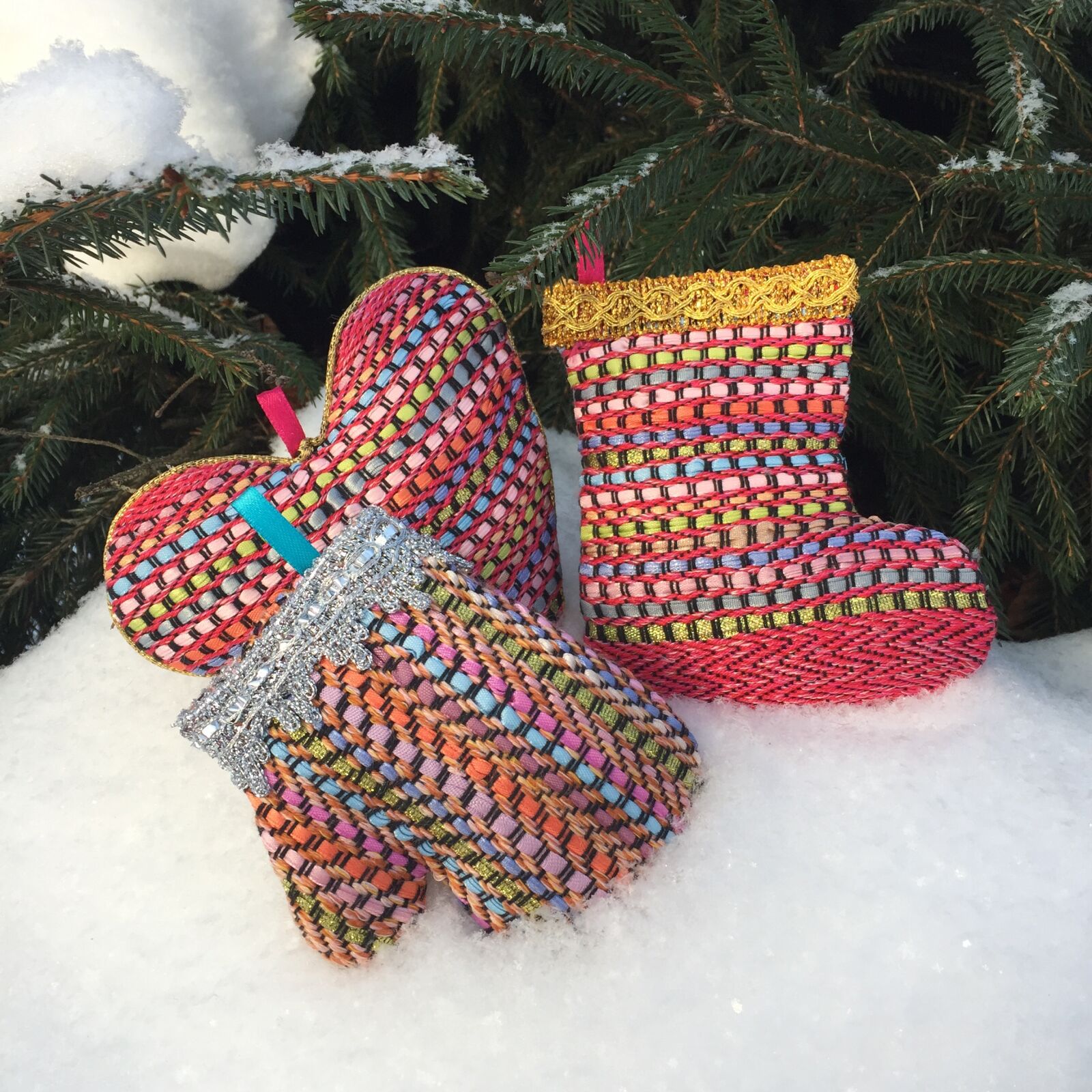 iPhone 6 Plus back camera 4.15mm f/2.2 sample photo. Christmas tree, mittens, snow photography