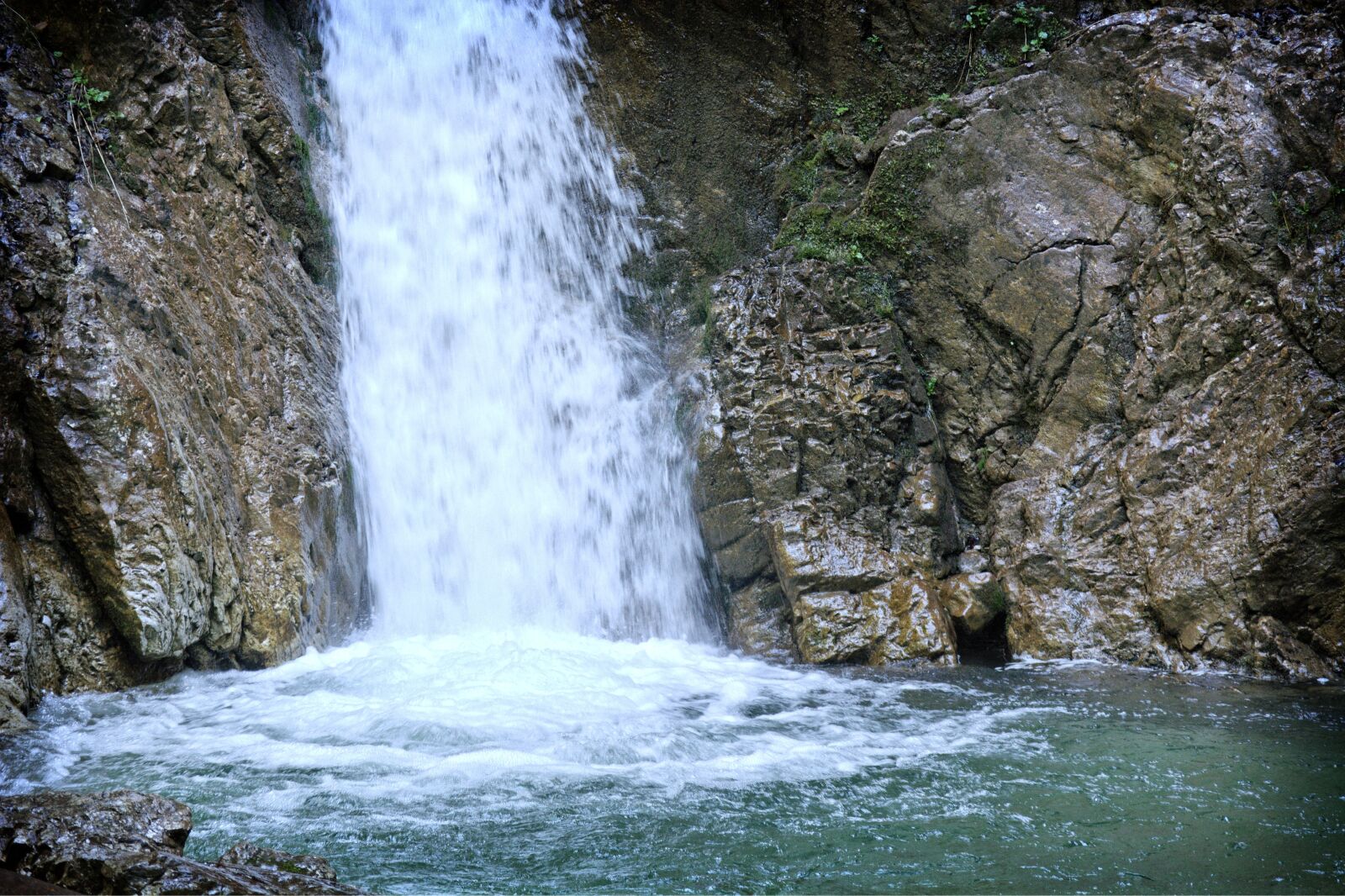 55.0-200.0mm f/4.0-f/5.6 sample photo. Waterfall, rock, water photography