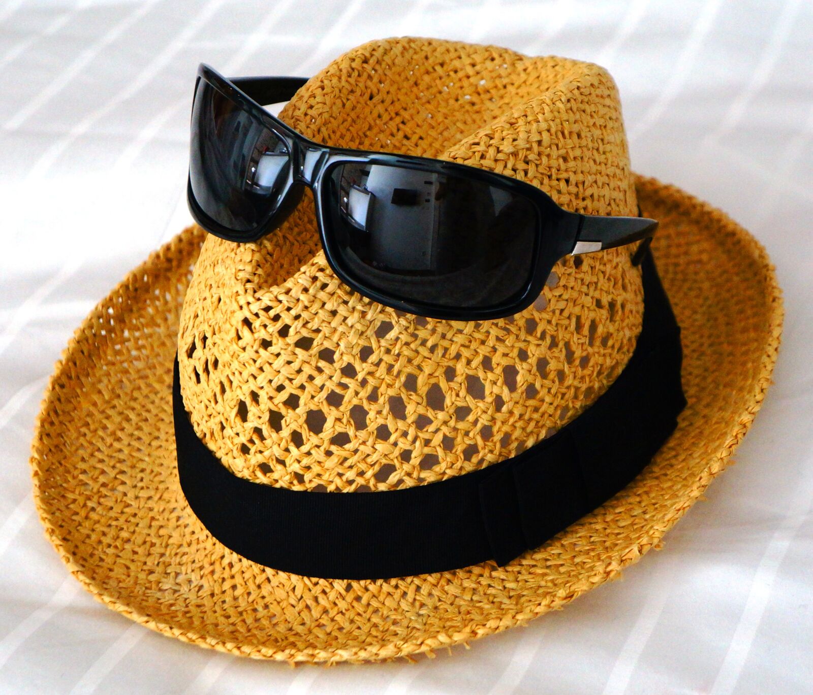 Sony Alpha NEX-5N + Sony E 18-55mm F3.5-5.6 OSS sample photo. Hat, straw hat, summer photography