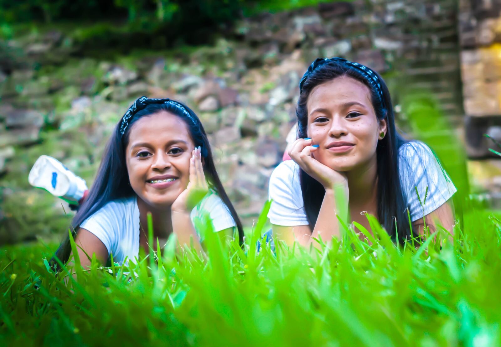 Nikon D3000 sample photo. Friends, ruins, grass photography