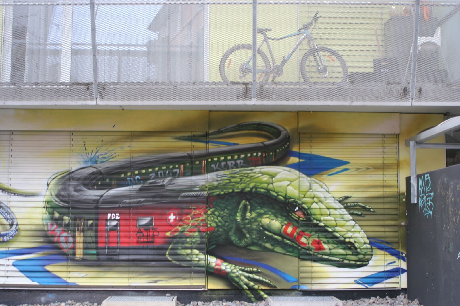 Canon EOS 350D (EOS Digital Rebel XT / EOS Kiss Digital N) sample photo. Train, bike, facade art photography