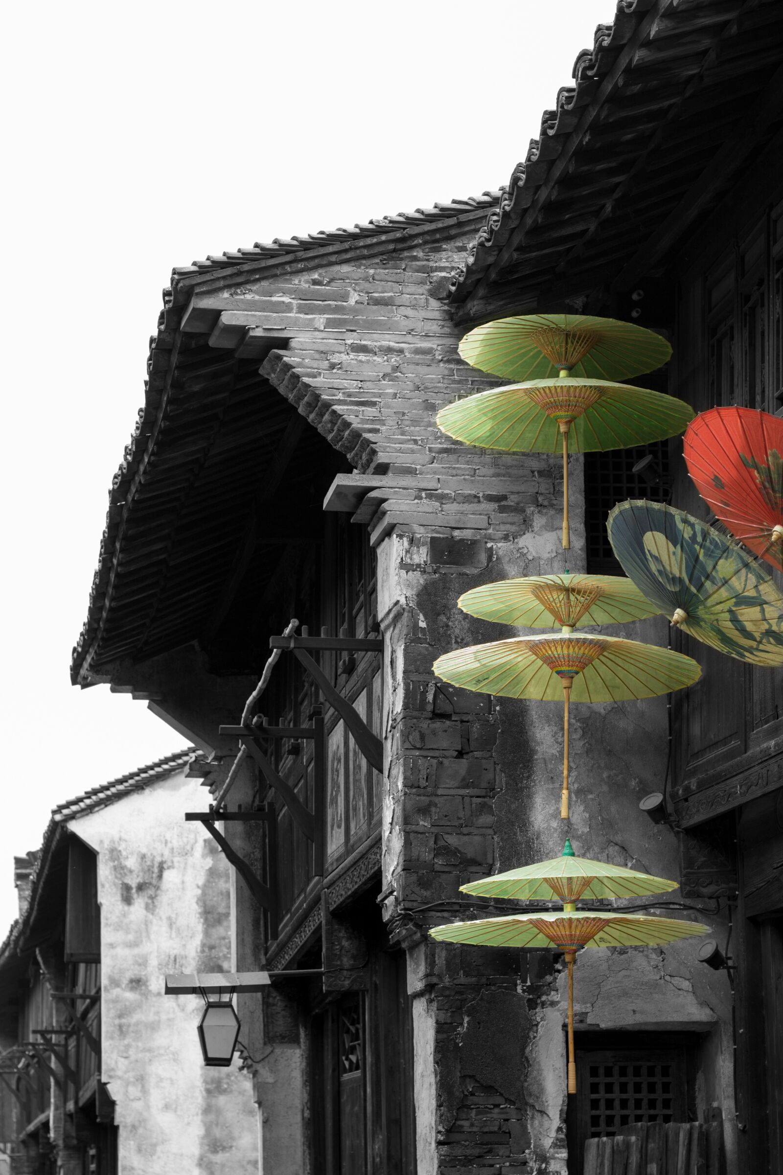 Canon EOS 700D (EOS Rebel T5i / EOS Kiss X7i) sample photo. Paper umbrella, wuzhen, black photography