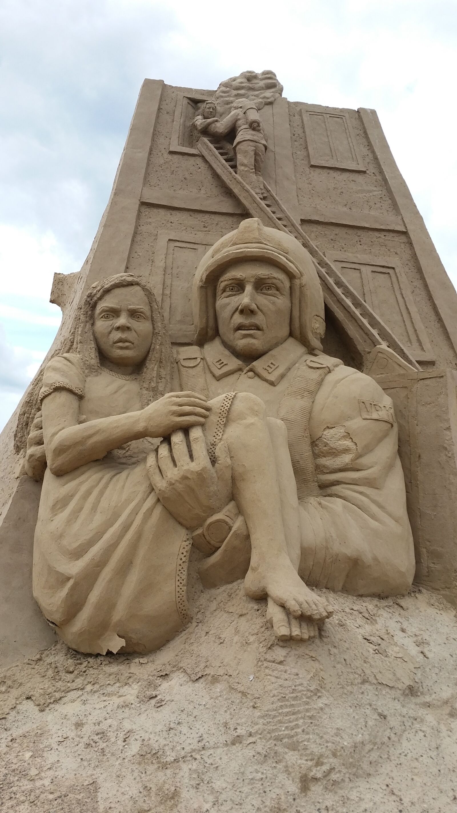 Samsung Galaxy S5 LTE-A sample photo. Sand sculpture, fire fighter photography