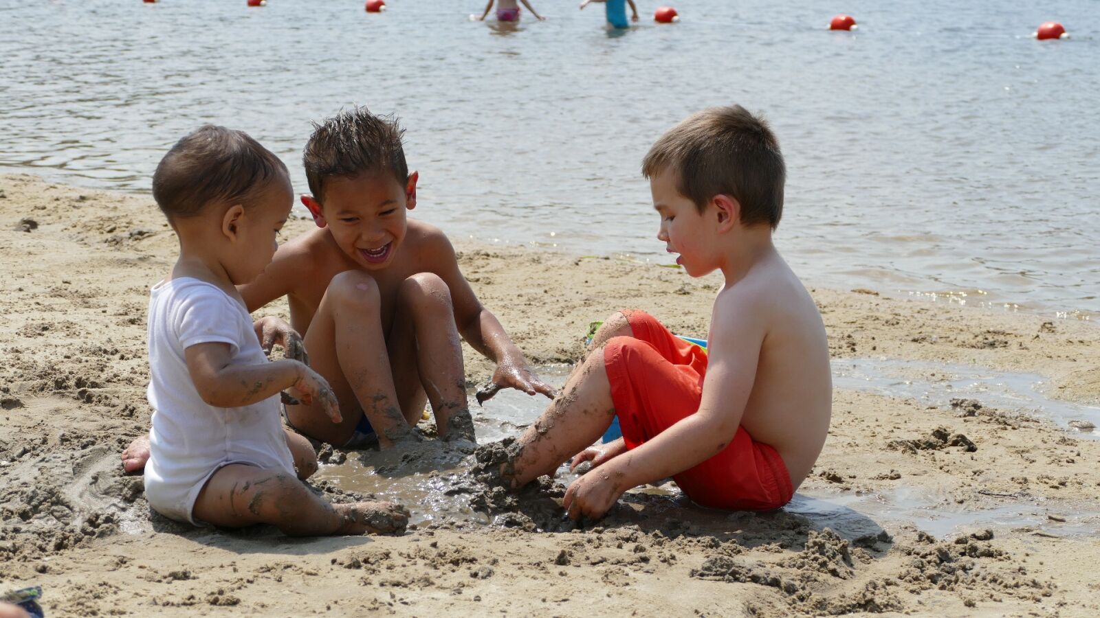 Panasonic Lumix DMC-FZ1000 sample photo. Child, beach, sand photography