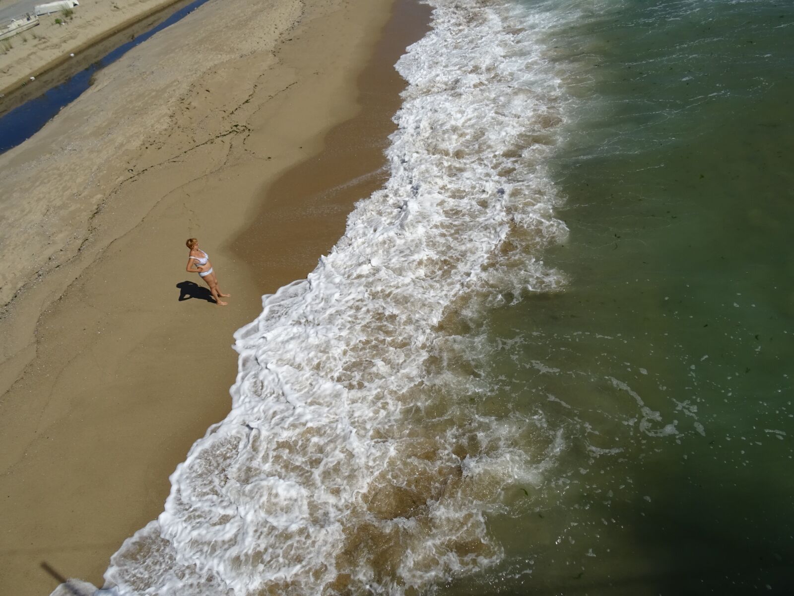 Sony DSC-HX60 sample photo. Woman, beach, sun photography