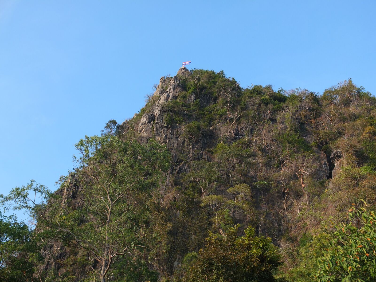 Fujifilm X10 sample photo. Through, cliff, sky high photography
