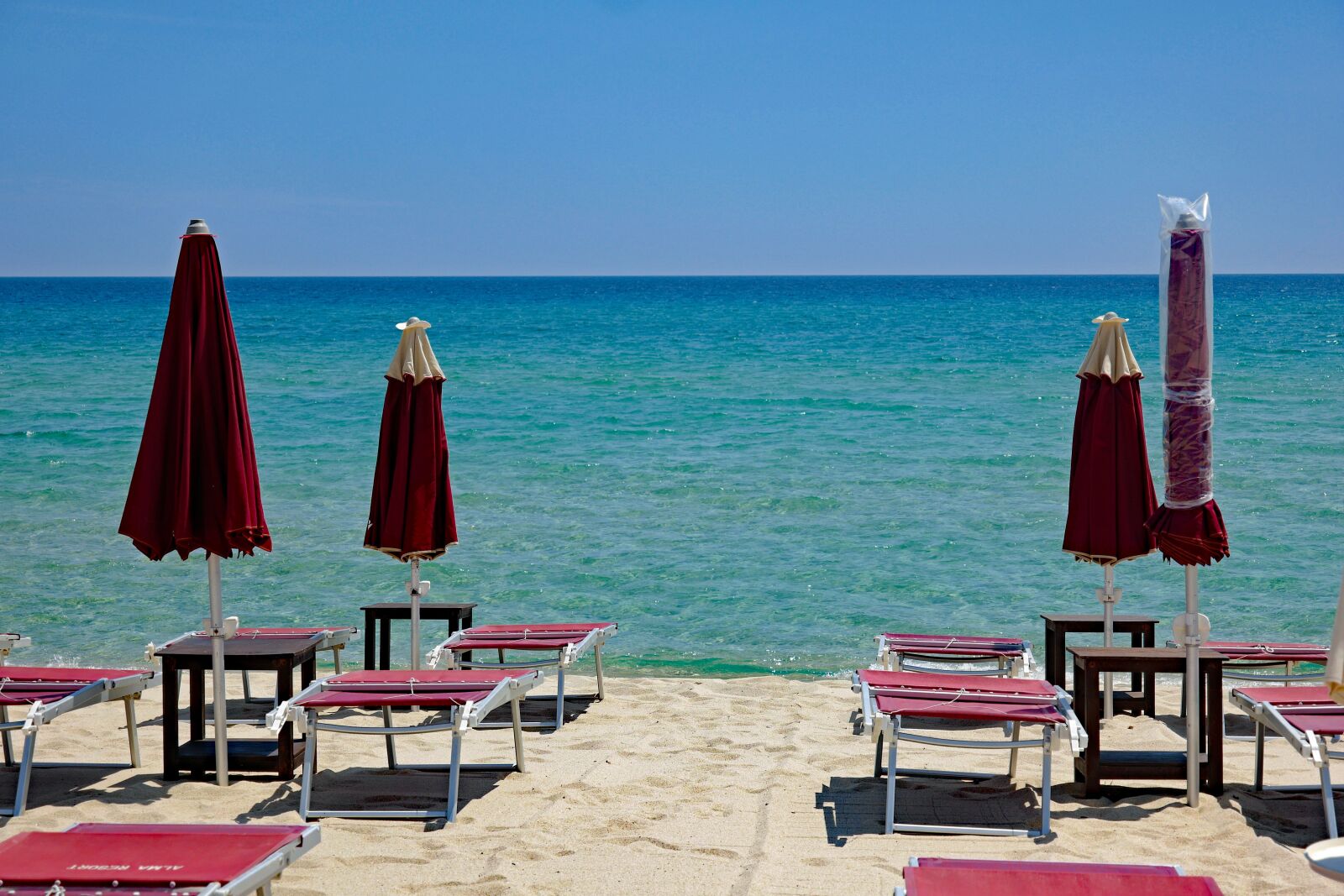 Vario-Elmar TL 1:3.5-5.6 / 18-56 ASPH. sample photo. Beach, sea, parasol photography