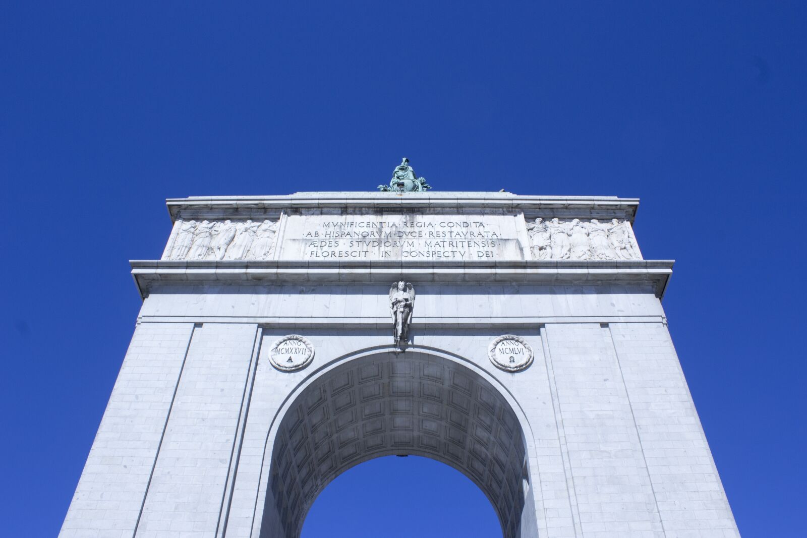 Canon EOS 1200D (EOS Rebel T5 / EOS Kiss X70 / EOS Hi) sample photo. Arch of triumph, victoria photography