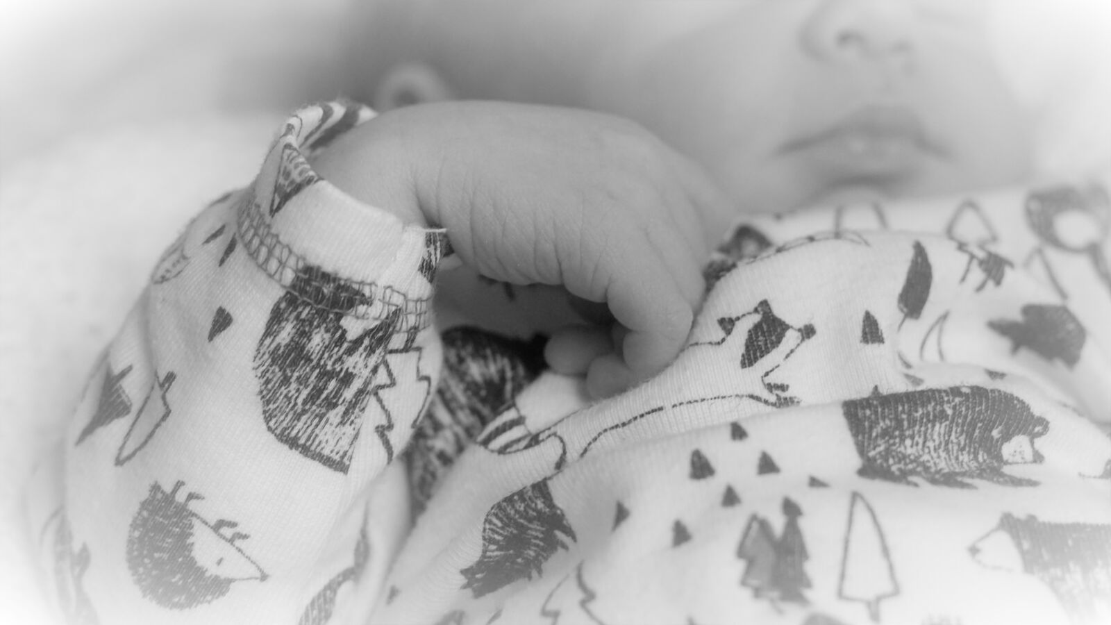 Sony FE 50mm F1.8 sample photo. Baby, baby's hand, black photography