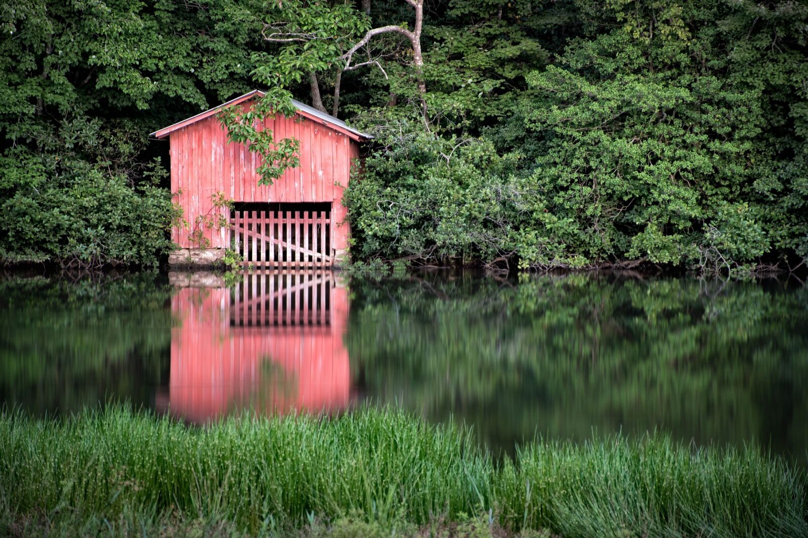 Nikon D5500 sample photo. Landscape, boat house, lake photography
