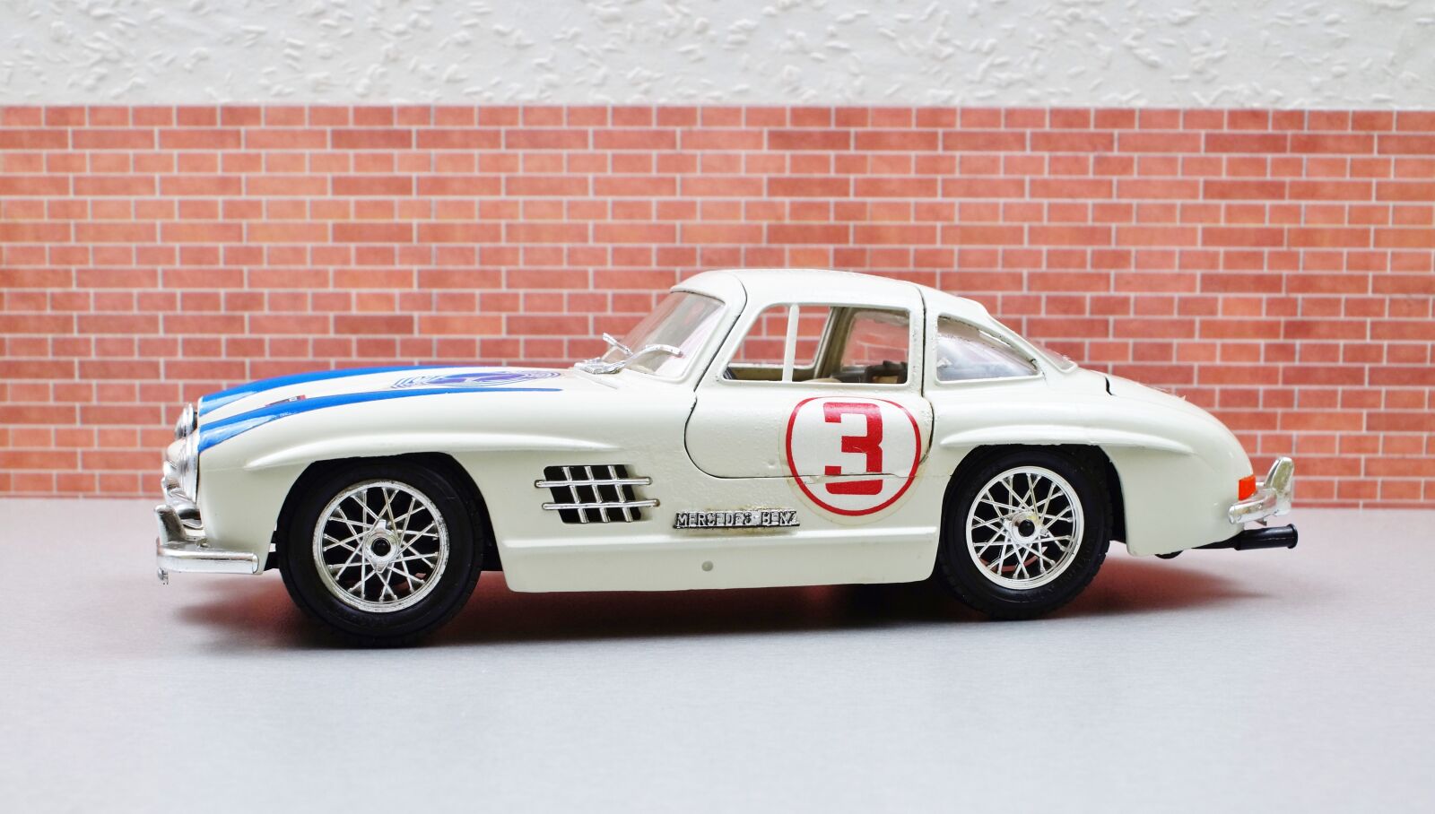 Sony DT 18-70mm F3.5-5.6 sample photo. Model car, diorama, oldtimer photography