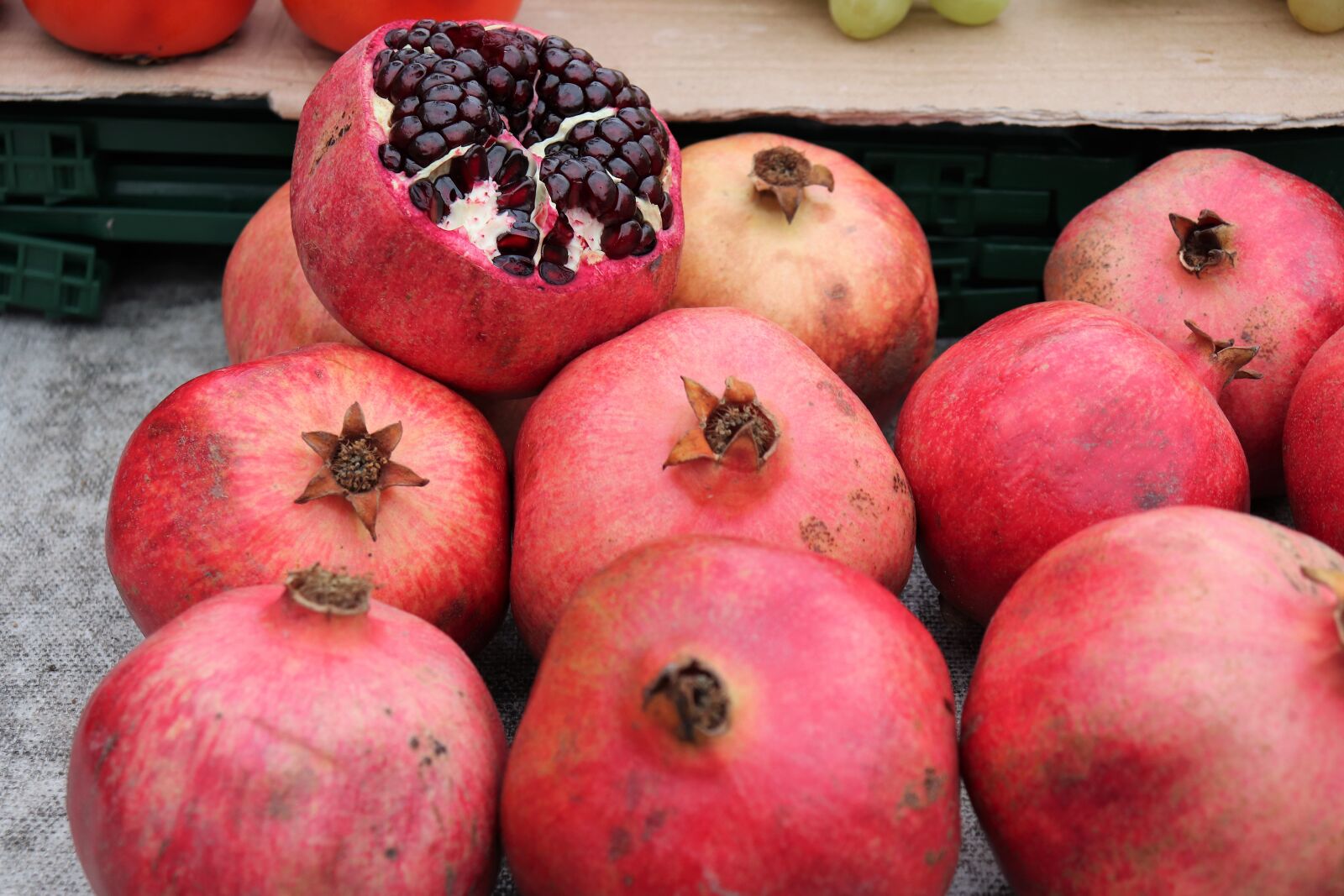 Canon EOS 200D (EOS Rebel SL2 / EOS Kiss X9) sample photo. Pomegranate, fruit, healthy photography