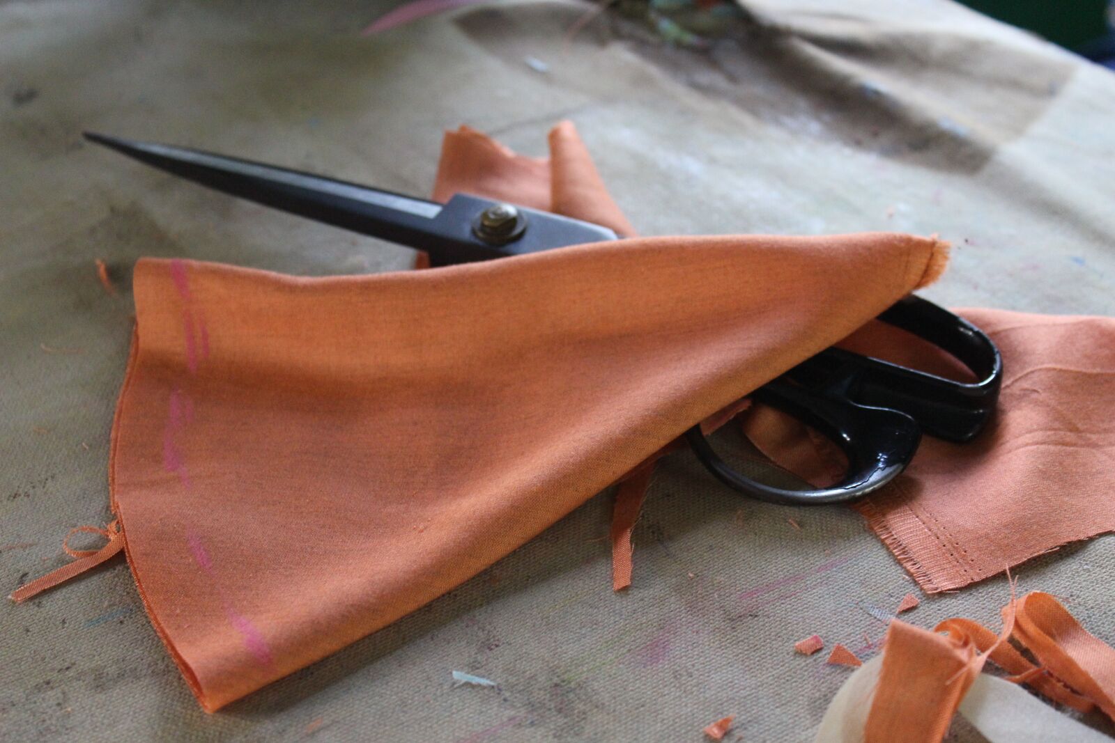 Canon EOS 700D (EOS Rebel T5i / EOS Kiss X7i) sample photo. Tailor, scissors, clothes photography