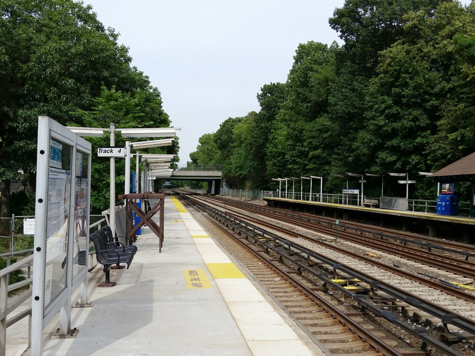 Samsung Galaxy S5 sample photo. Train, station, tracks photography