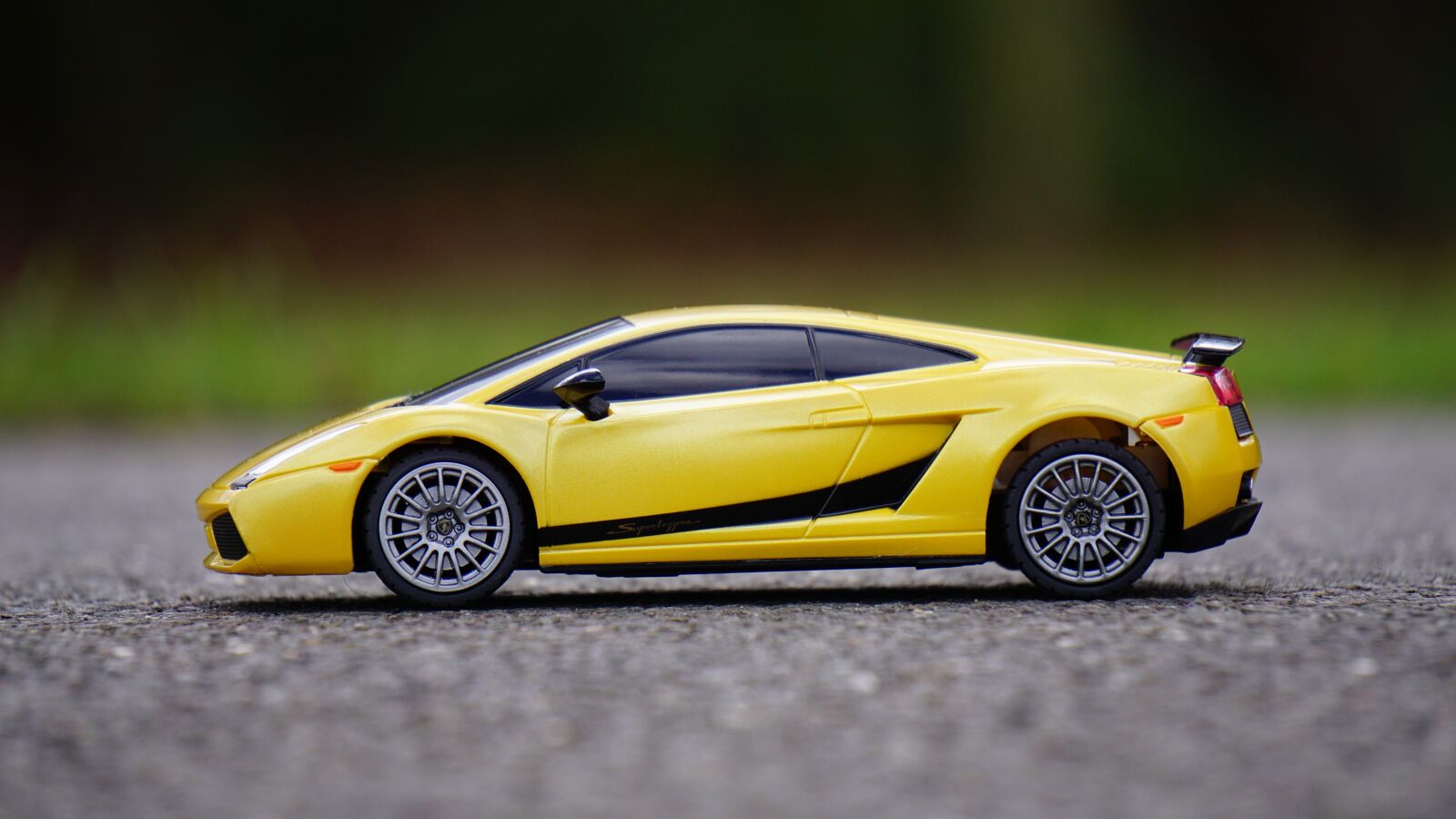 Sony E 55-210mm F4.5-6.3 OSS sample photo. Lamborghini, car, automotive photography