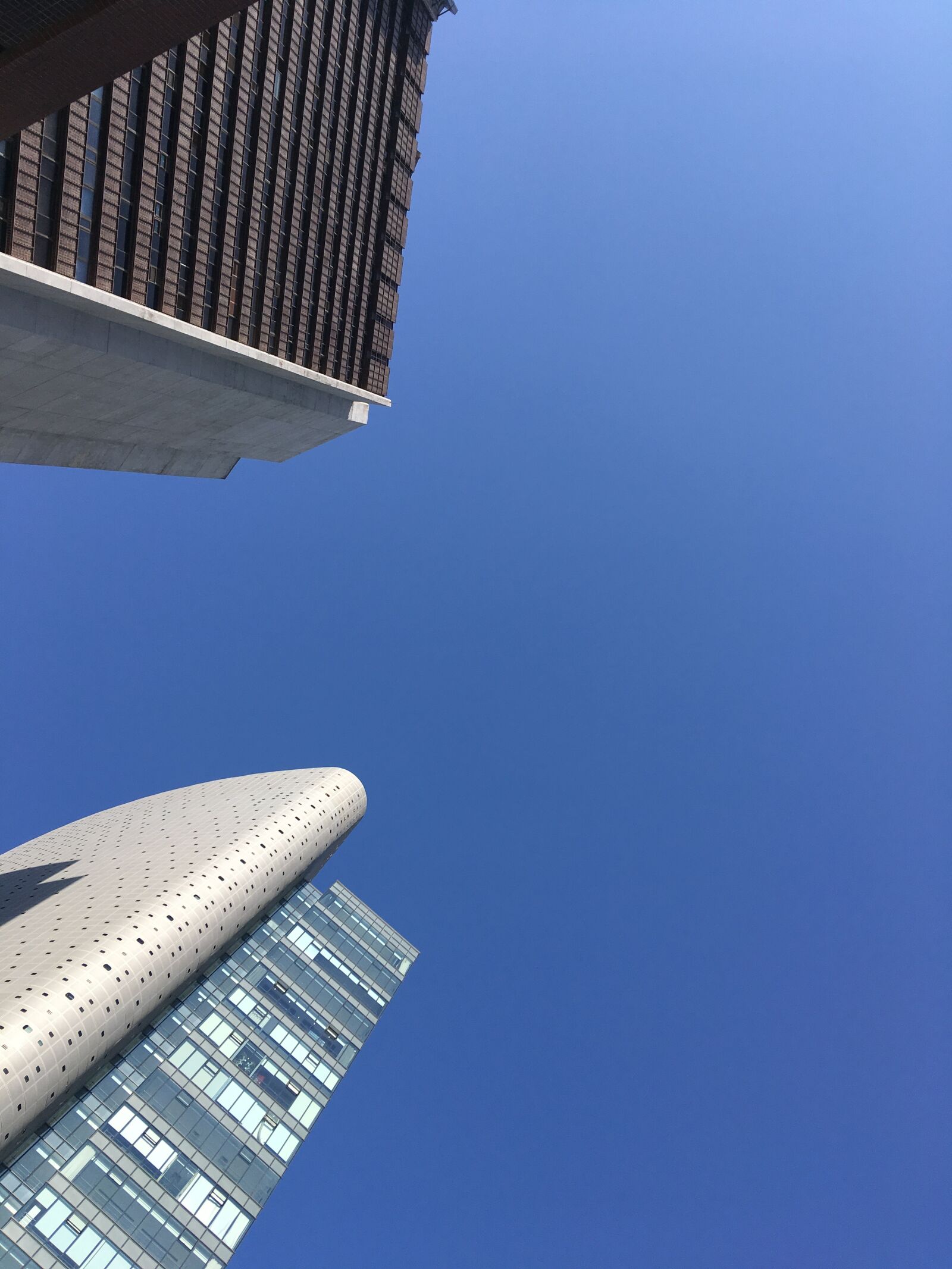 iPhone SE back camera 4.15mm f/2.2 sample photo. Blue sky, building, city photography