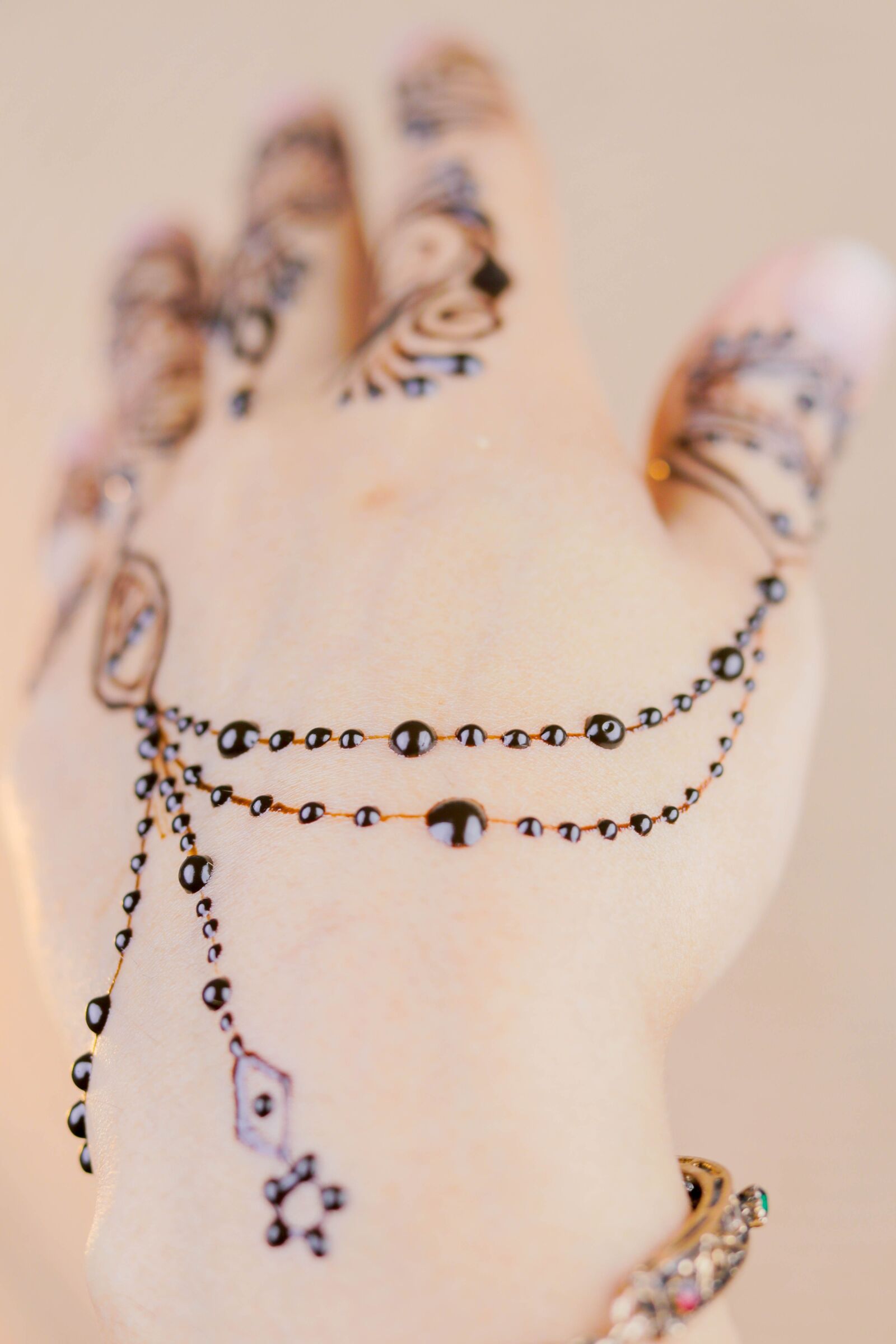 Canon EOS 80D + Canon EF 50mm F1.8 STM sample photo. Henna, hands, mehendi photography