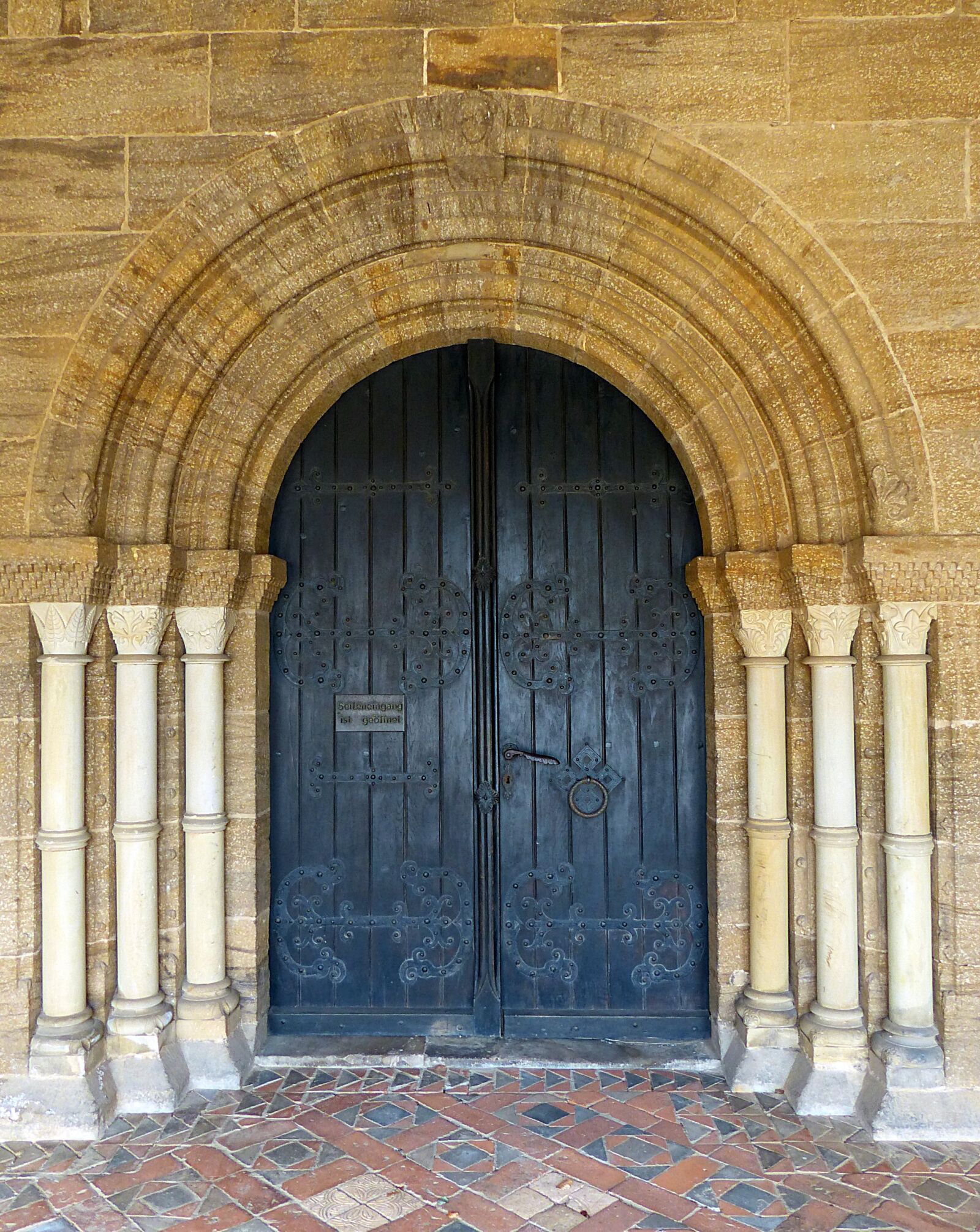 Panasonic Lumix DMC-FZ200 sample photo. Door, church door, input photography