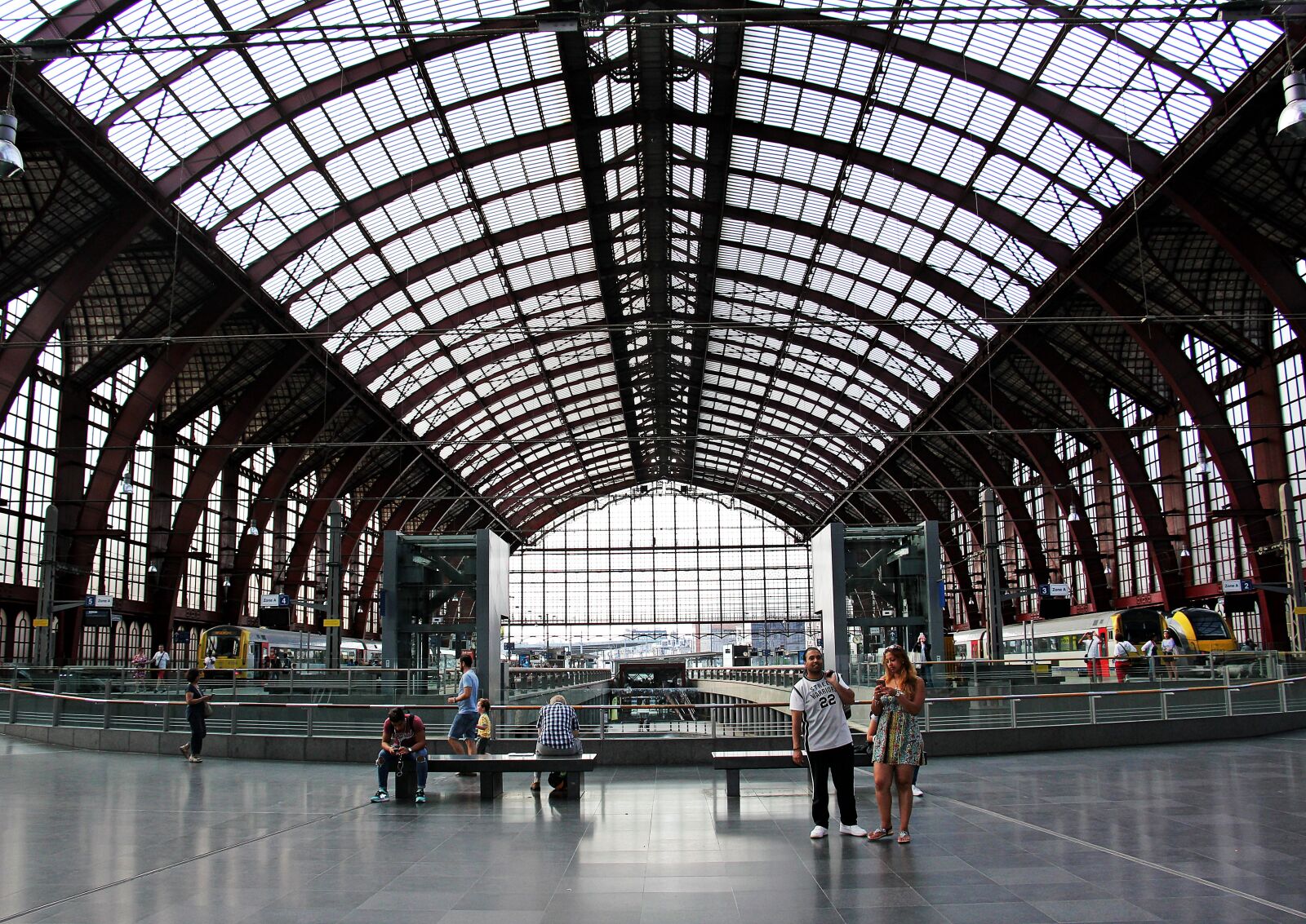 Canon EOS 550D (EOS Rebel T2i / EOS Kiss X4) sample photo. Railway station, concourse, hall photography