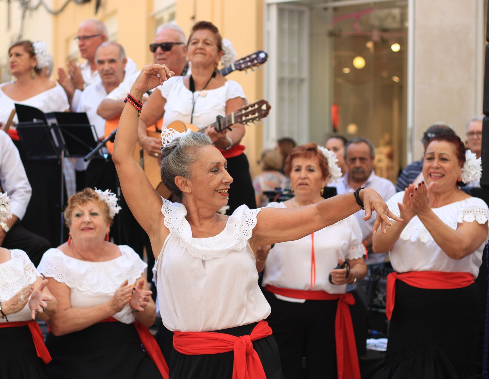 Canon EOS 700D (EOS Rebel T5i / EOS Kiss X7i) + Canon EF 50mm F1.8 STM sample photo. Dancer, flamenco, old woman photography