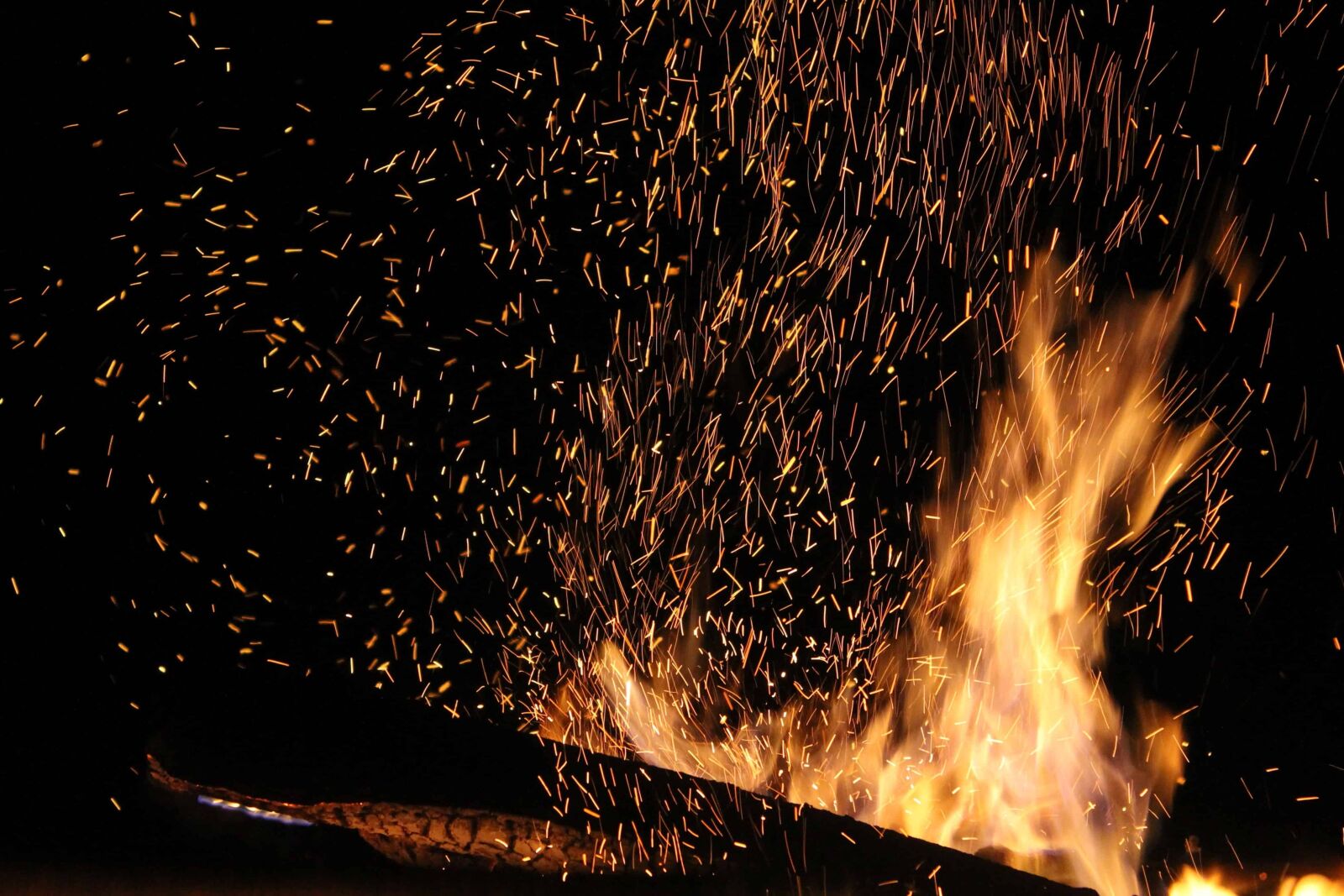 Canon EOS 1100D (EOS Rebel T3 / EOS Kiss X50) sample photo. Fire, spark, warm, night photography