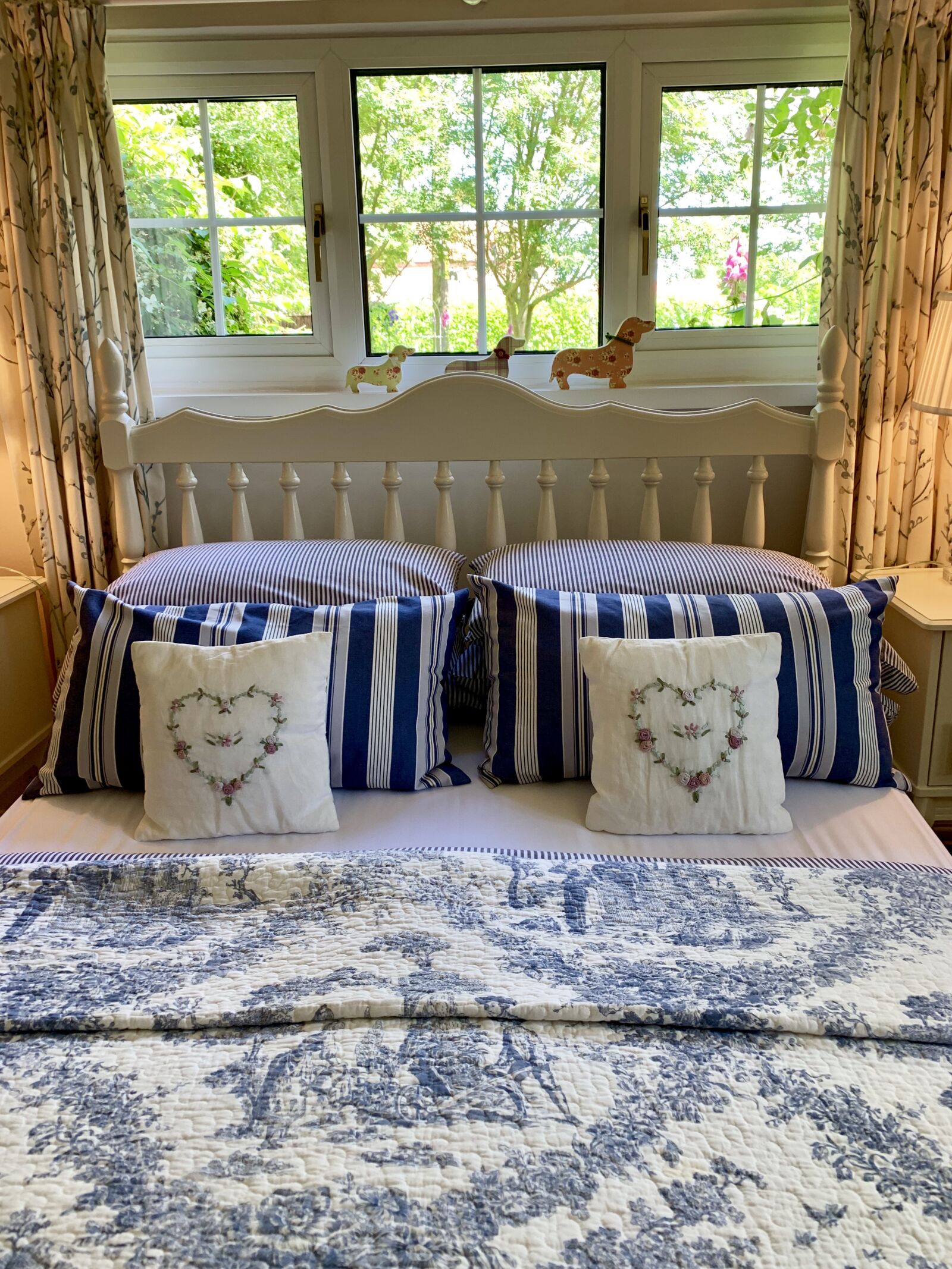 iPhone XR back camera 4.25mm f/1.8 sample photo. Bed, cushions, bedroom photography
