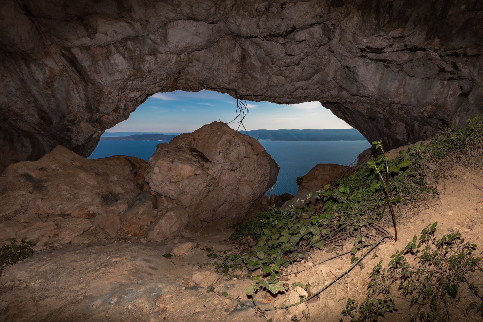Canon EOS 5D Mark IV + Canon EF 16-35mm F2.8L III USM sample photo. Cave, view, rock photography