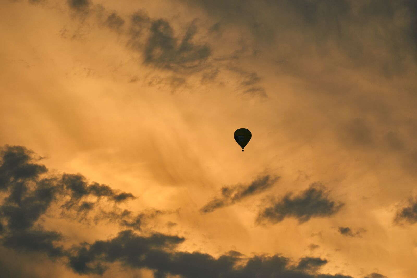 Sony E 55-210mm F4.5-6.3 OSS sample photo. Sunset, hot air balloon photography