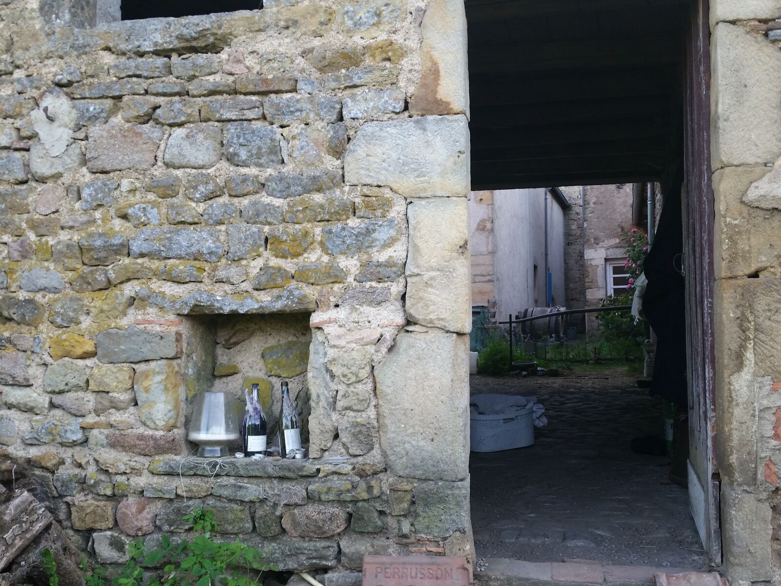 Samsung Galaxy S5 sample photo. Old barn door, stone photography