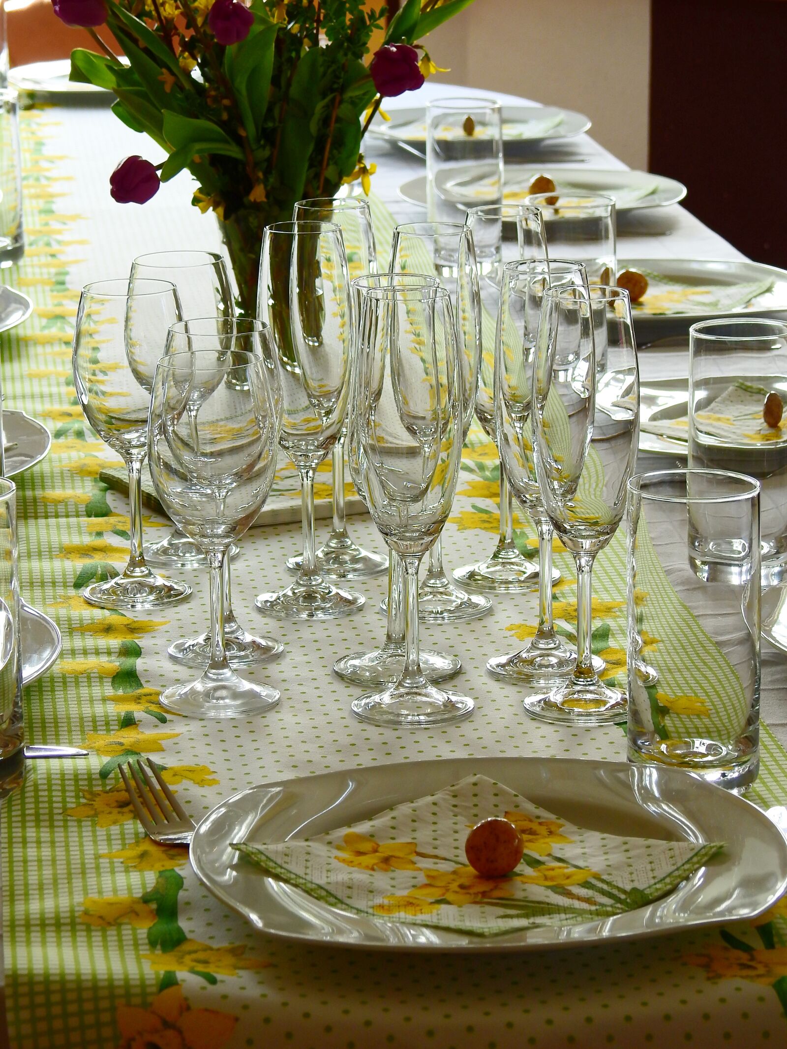 Nikon Coolpix P900 sample photo. Table, plate, cover photography