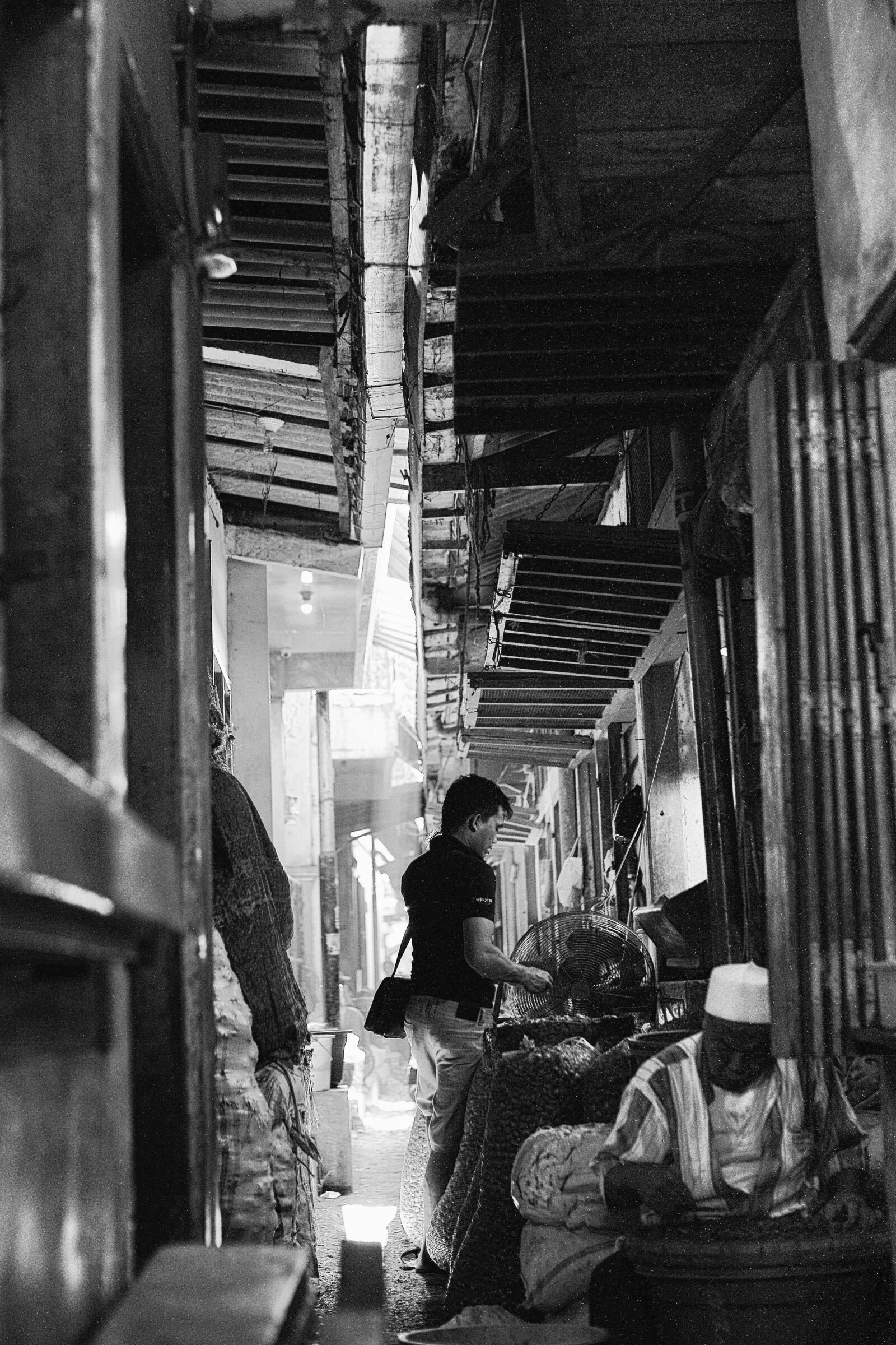 Leica Noctilux-M 50mm F0.95 ASPH sample photo. Market, black, and, white photography