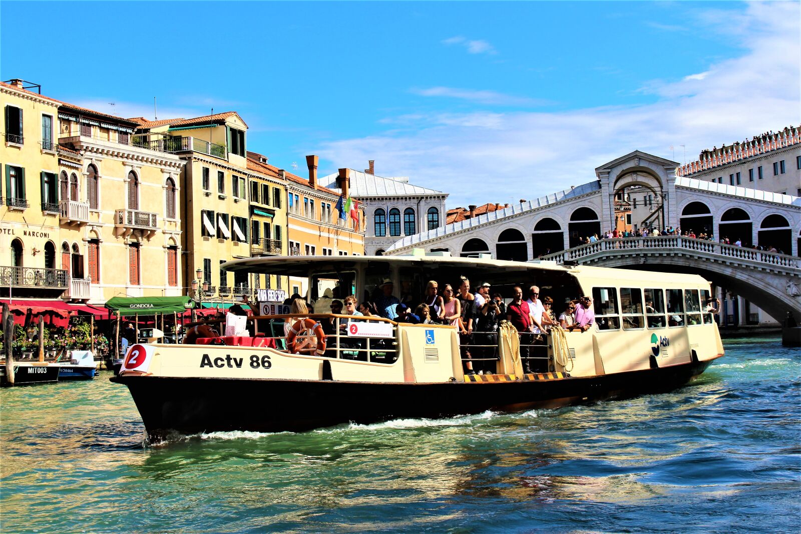 Canon EOS 700D (EOS Rebel T5i / EOS Kiss X7i) sample photo. Venice, bussb t, passenger photography